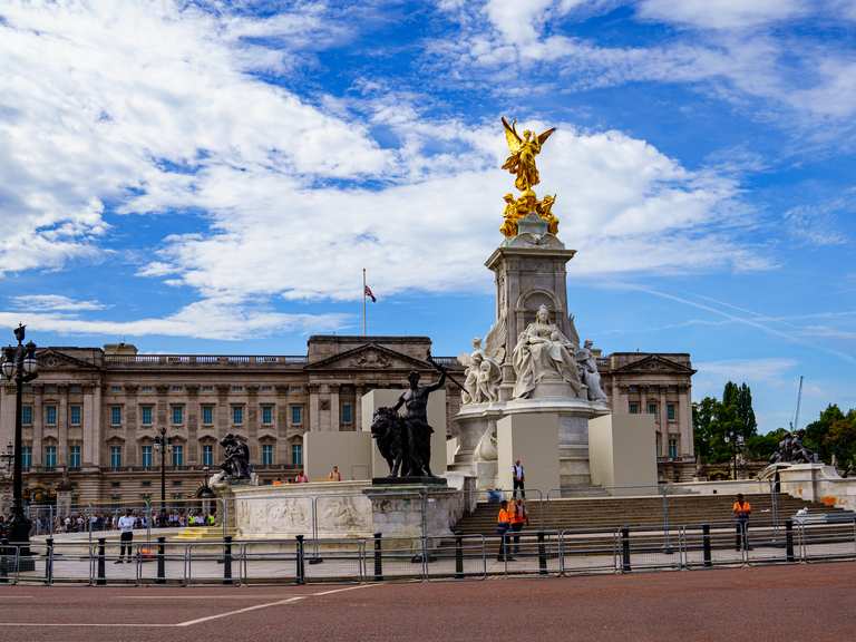 Trafalgar Square, Buckingham Palace and the Houses of Parliament loop ...