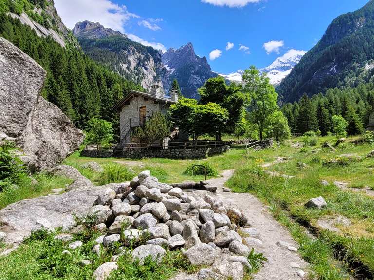 Lungo il torrente nella Val di Mello fino al belvedere della Casera ...