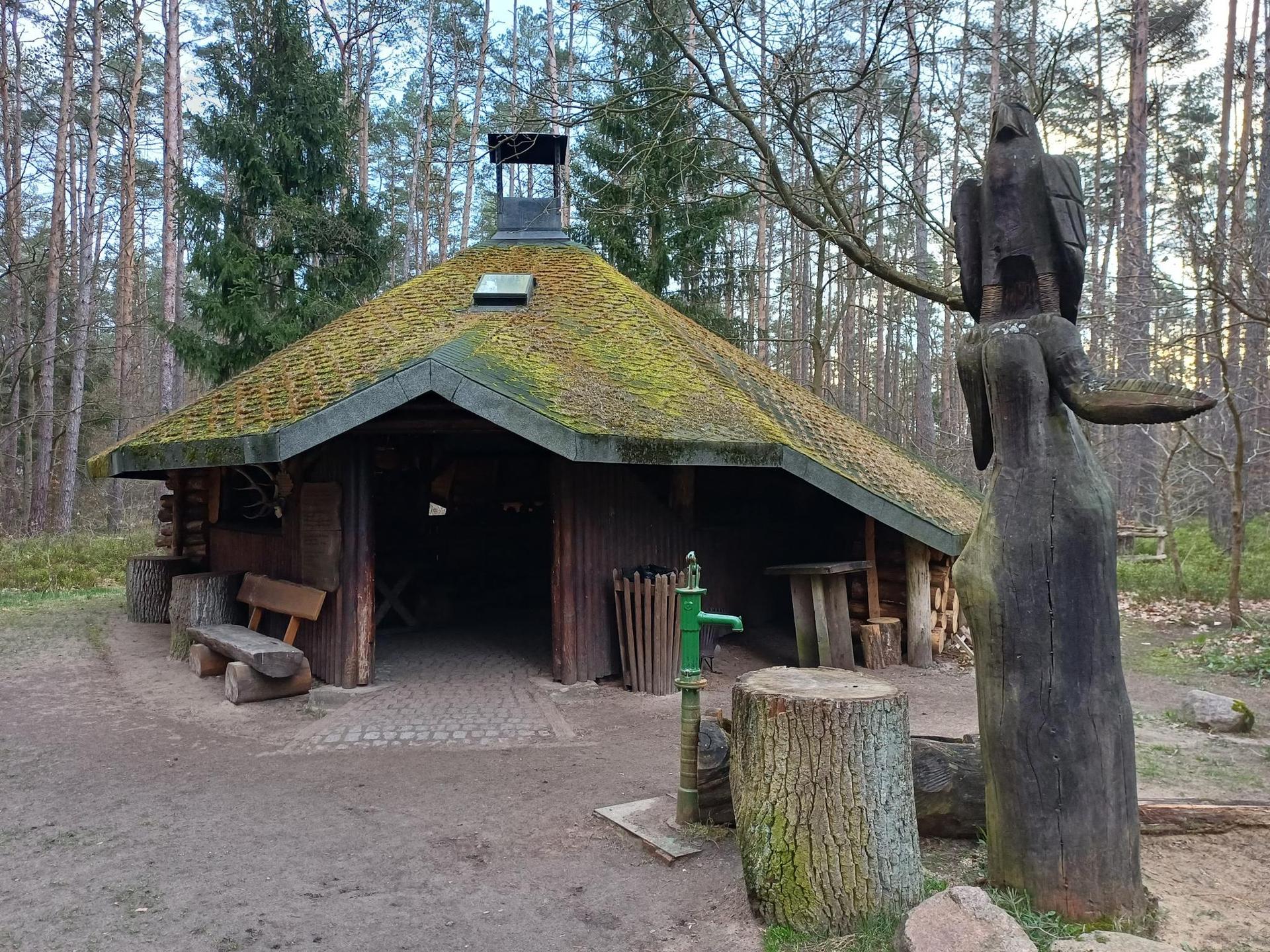 Die einsame Hütte im Herzen des alten Waldes wurde zu dem Ort, an dem die  Wald-Dryaden und die Flammen-Dryaden endlich ihre jahrhundertelange Fehde  beilegten und einen Friedensvertrag besiegelten... \, image size:1920x1440