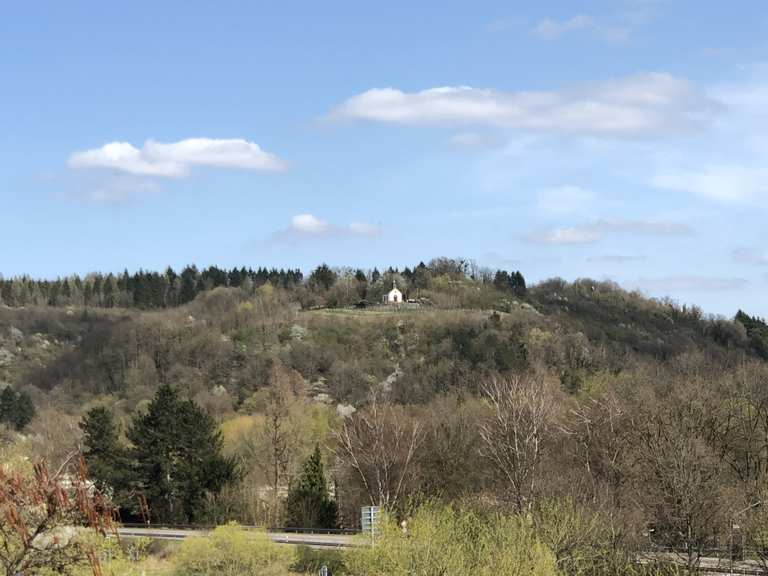 Blick auf die Kreuzbergkapelle von der Saarbrücke in Merzig ...