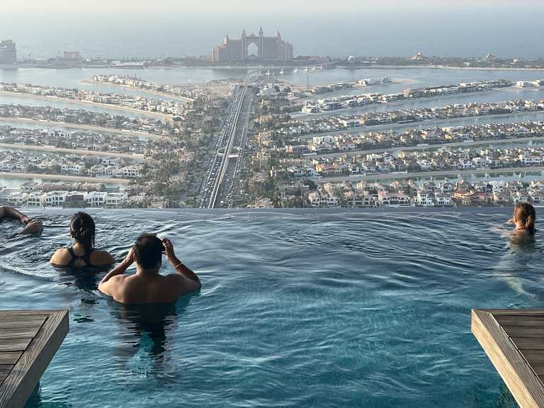 Infinity-Pool mit Blick auf Palm Jumeirah – Wanderungen & Anfahrt | Komoot