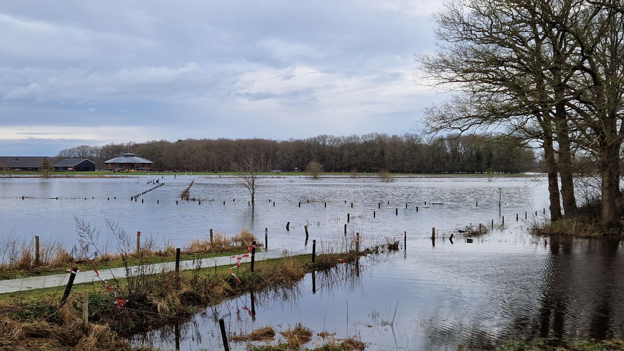 Fietspad naar pontje - oversteek naar Varsen