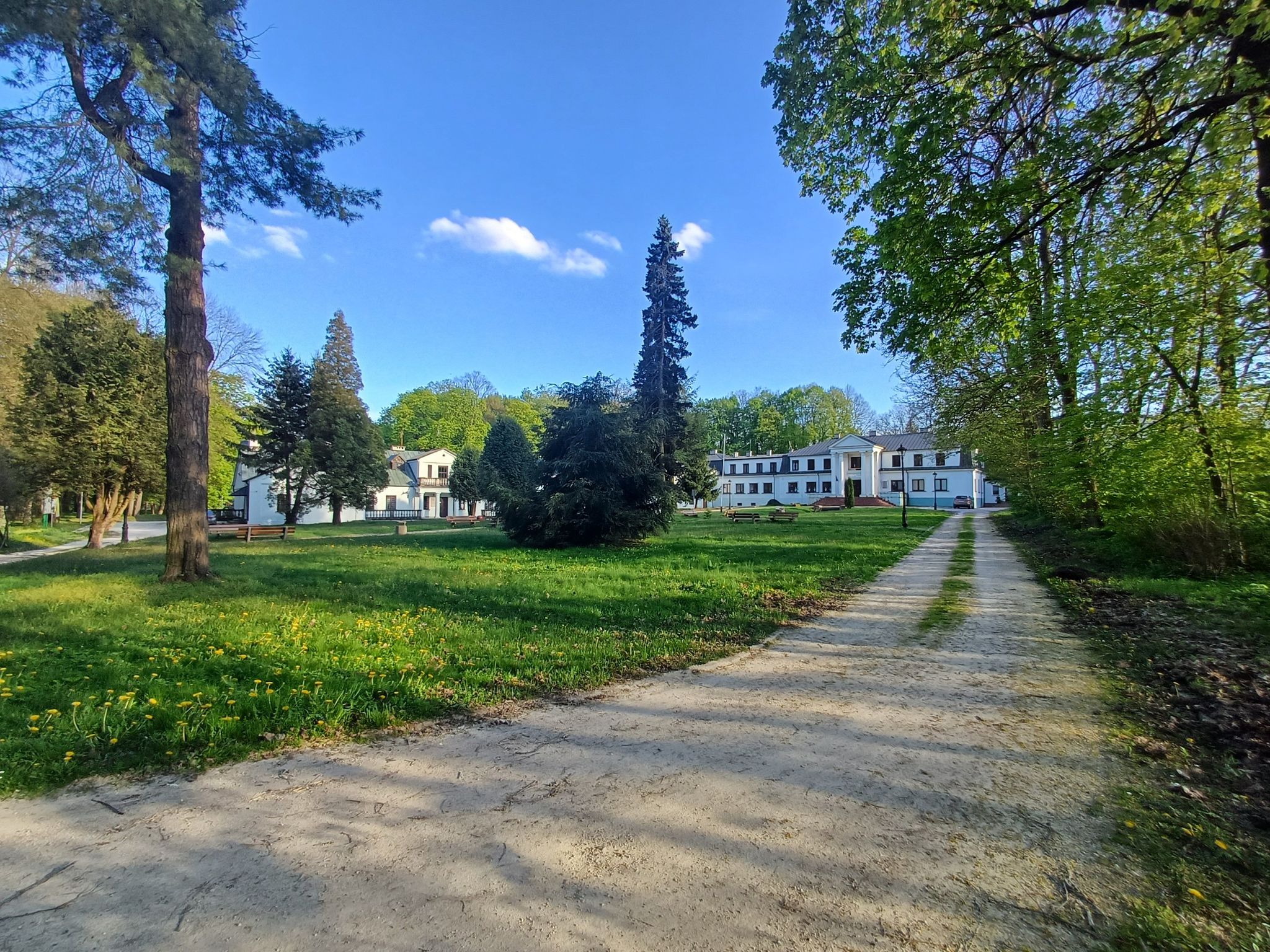 Park, dwór, muzeum M. Reja.