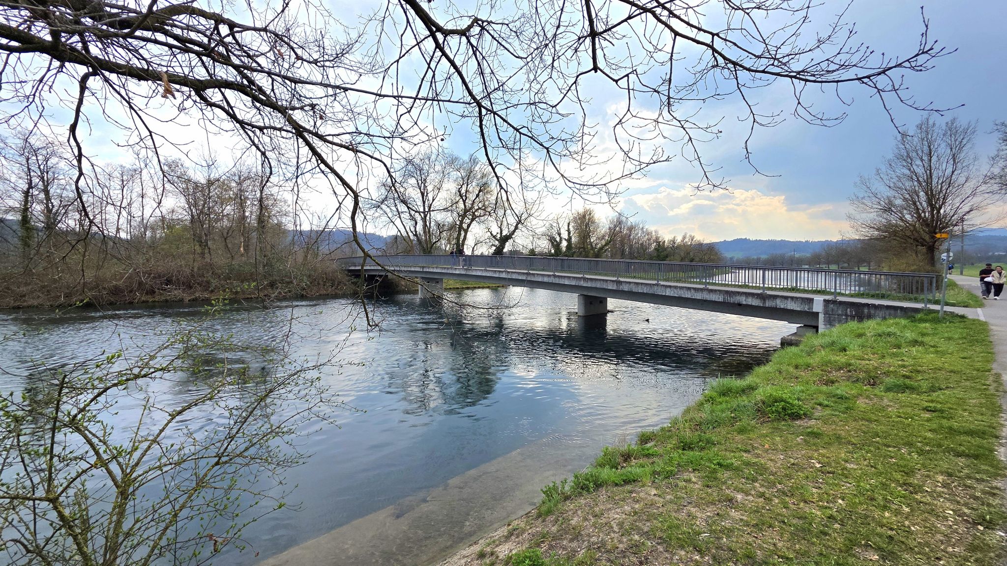 Diese Brücke markiert im weitesten Sinne das Ende unserer Aarau-Wanderung. Wir überqueren sie uns spazieren dem Ufer entlang zurück