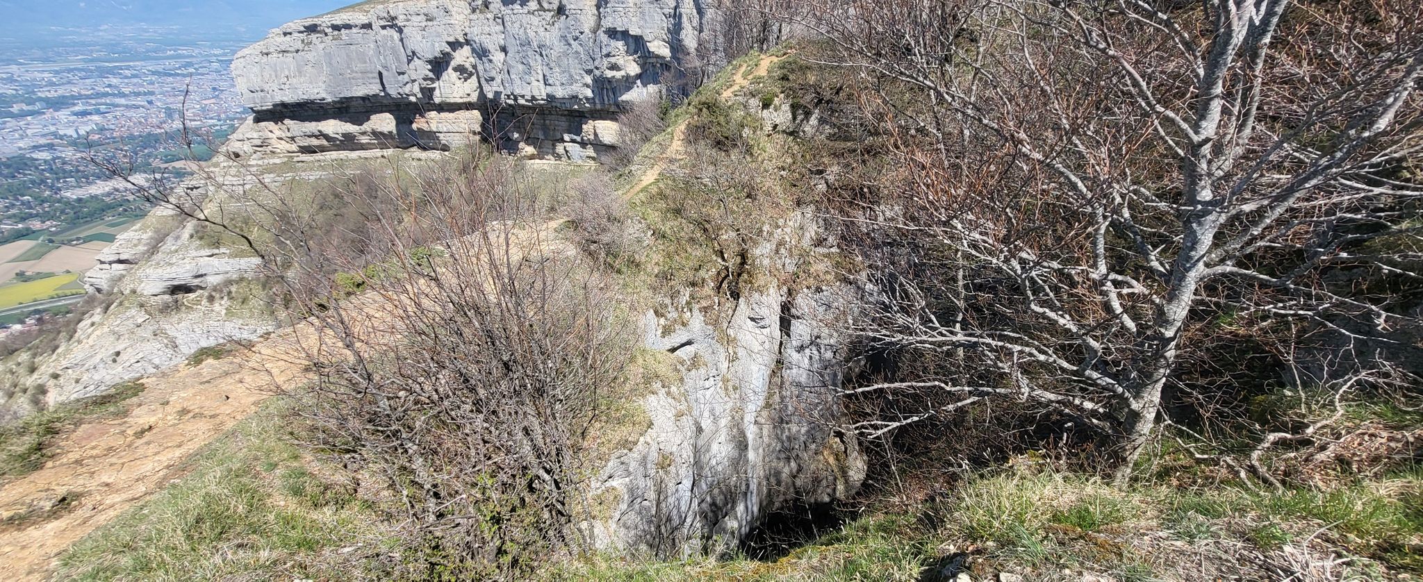 Au dessus du trou de la Tine et les voûtes ou le passage delà Corraterie