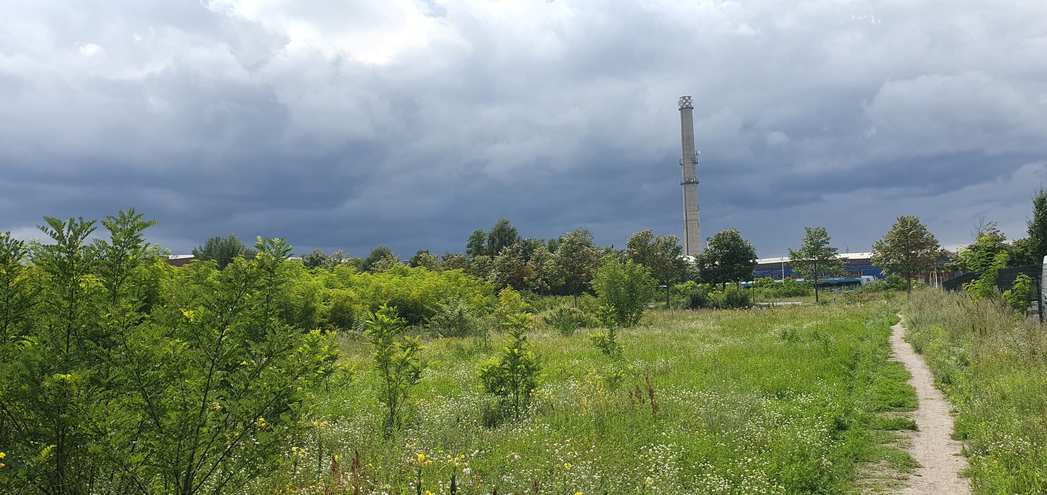Dunkle Regenwolken über Henningsdorf
