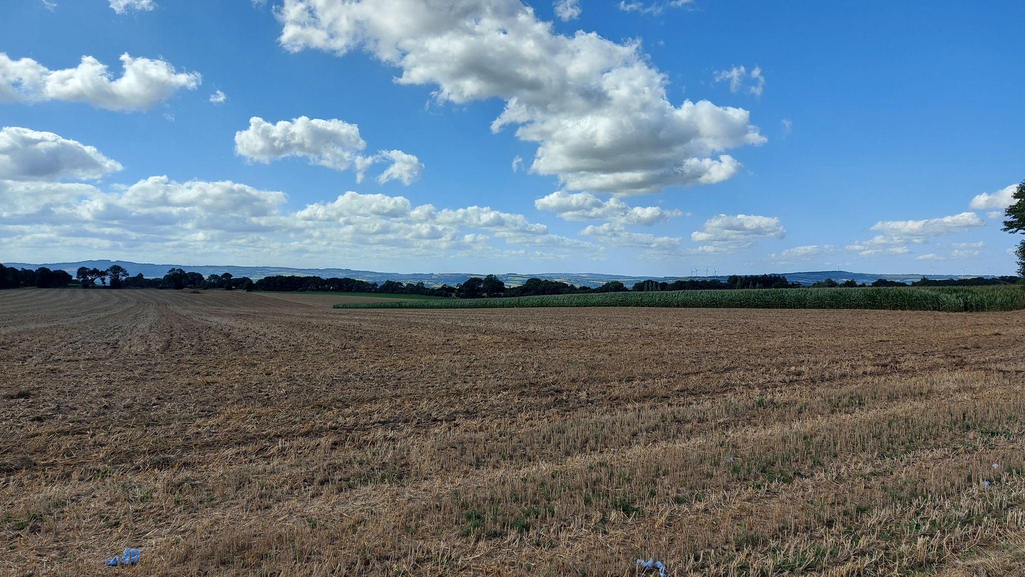 au loin le relief de Cornouaille
