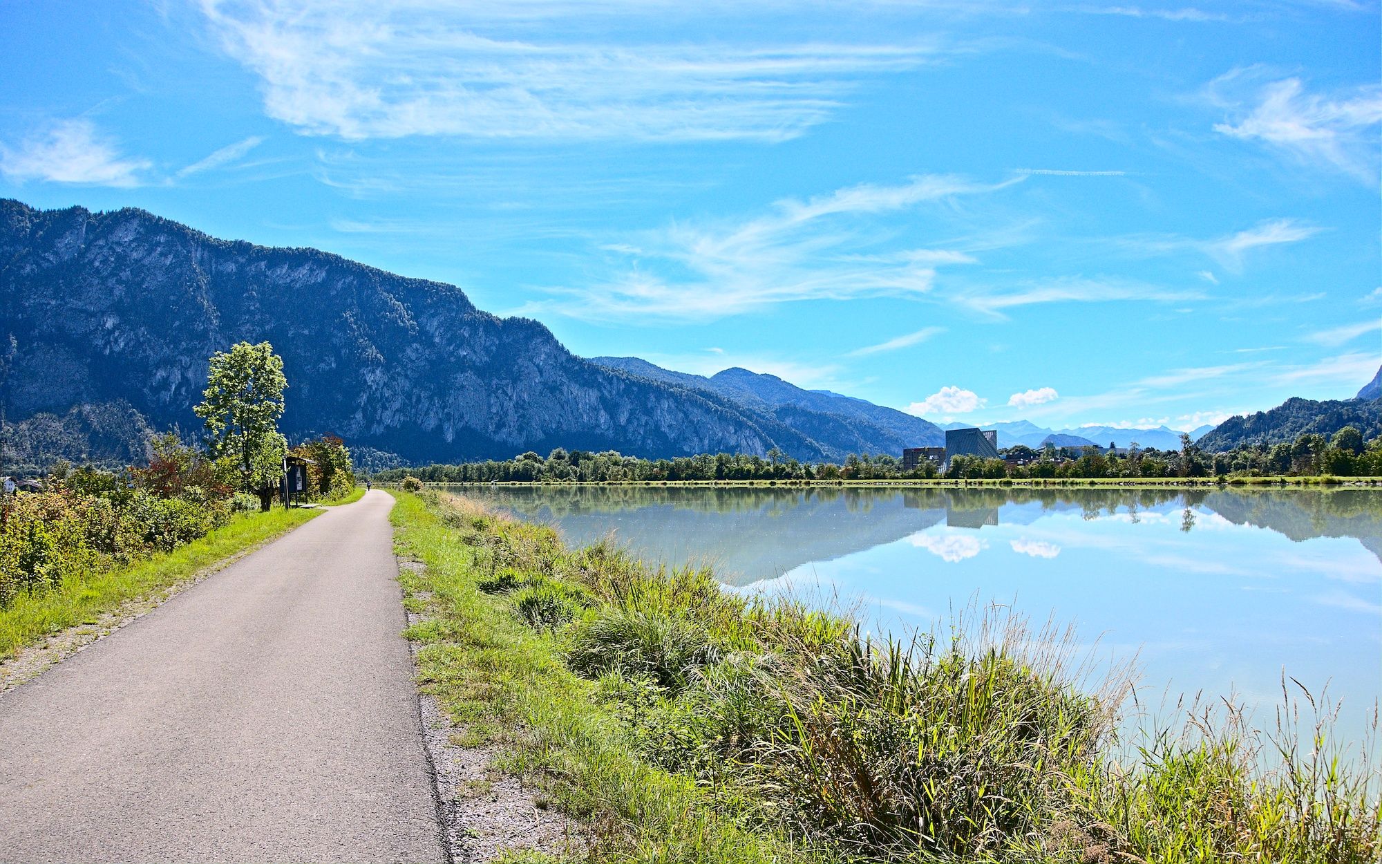 Hübscher Radwegverlauf direkt am Fluss