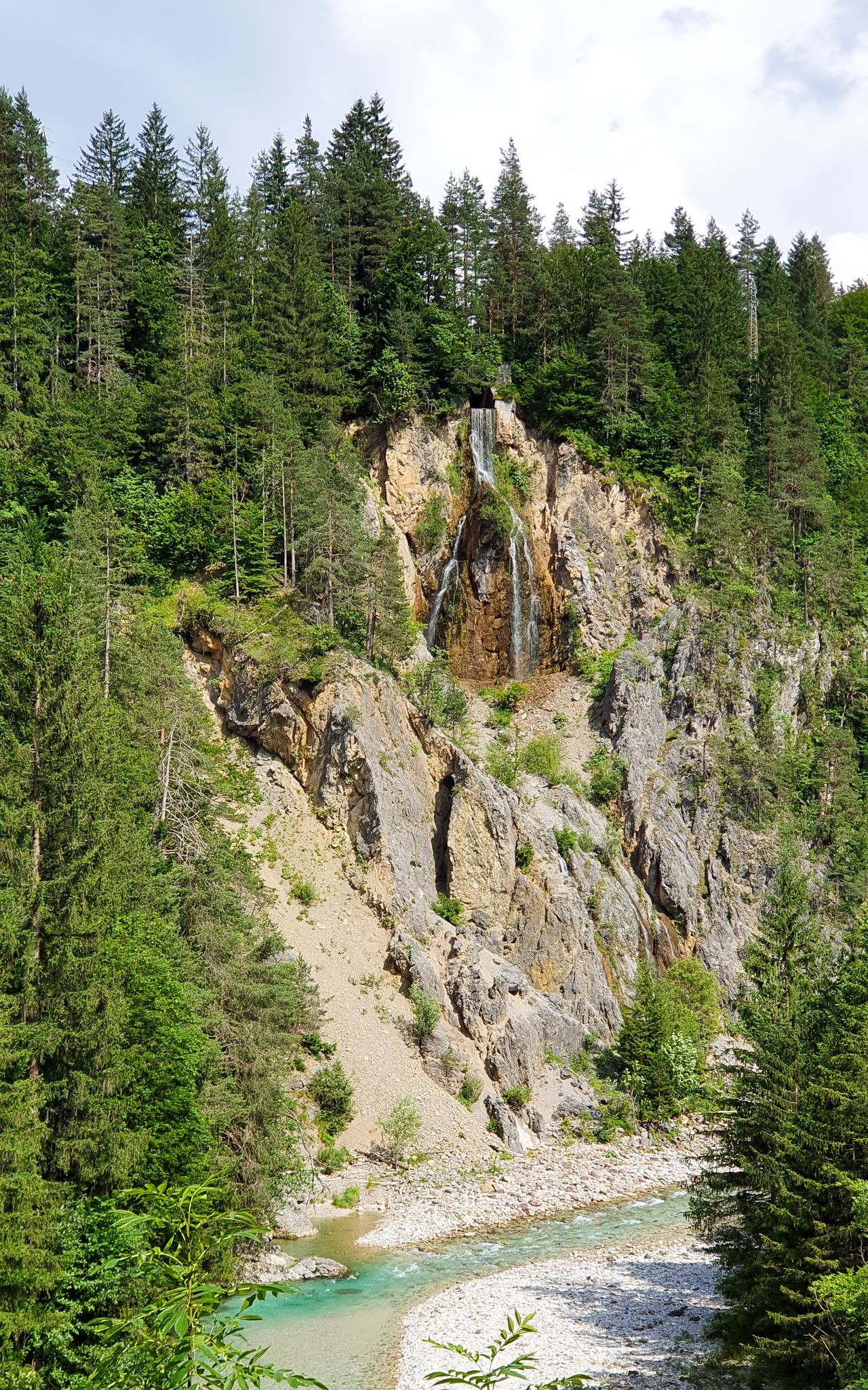 Uroczy wodospad przy drodze na Bovec
