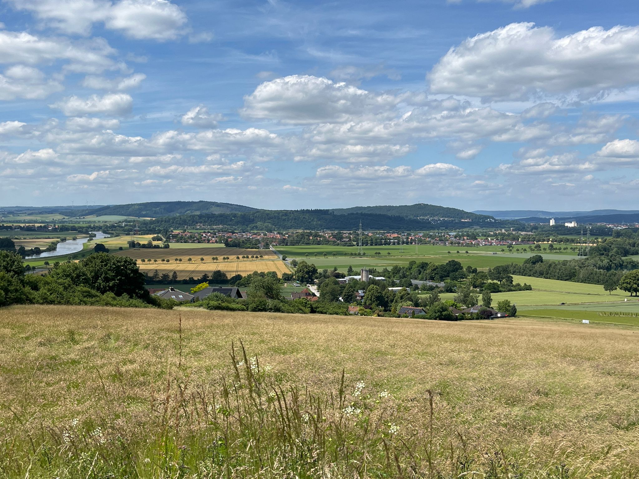 Ausblick ins Weserbergland. Links fließt die Weser