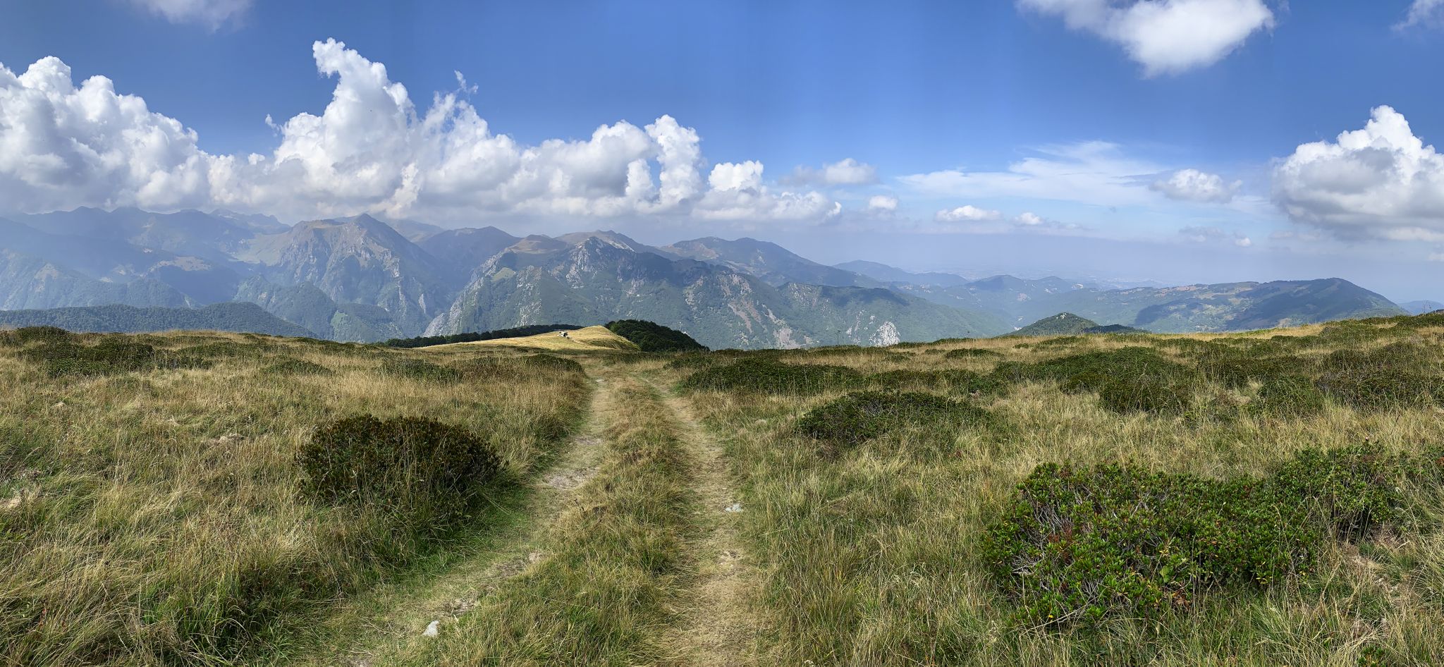 Il bellissimo pianoro tra Cima Robert e Monte Baussetti