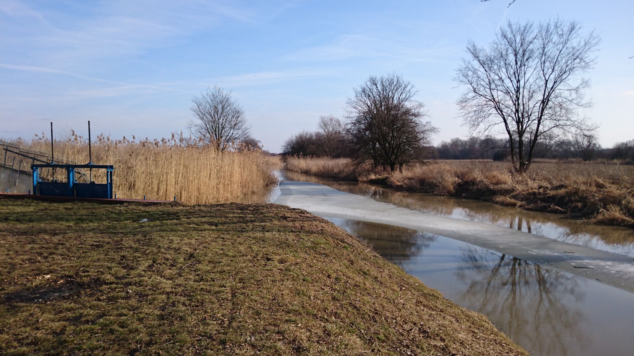 Links der Schlossgrabenabzweig