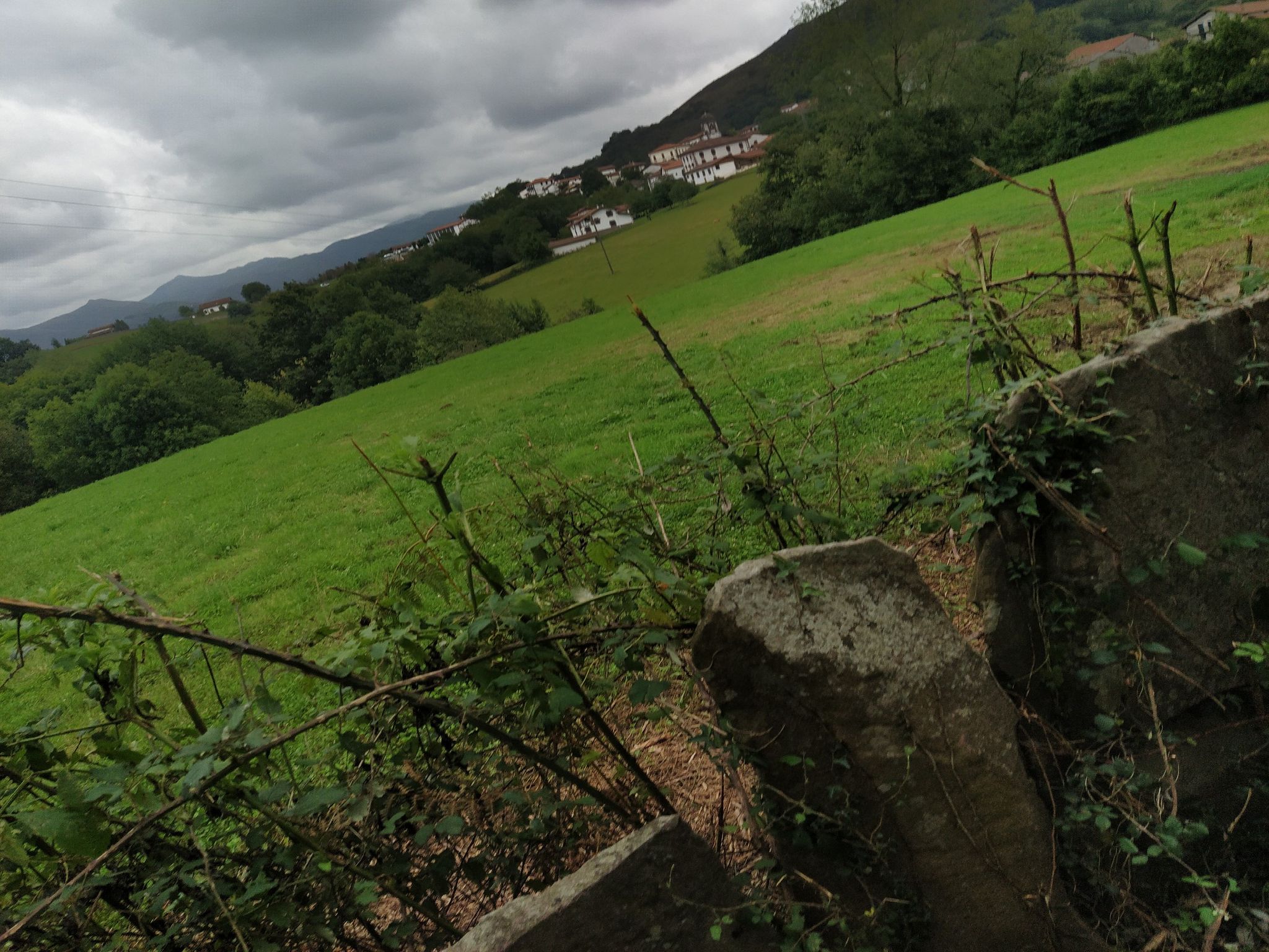 Derrière nous le village de zurramourdi