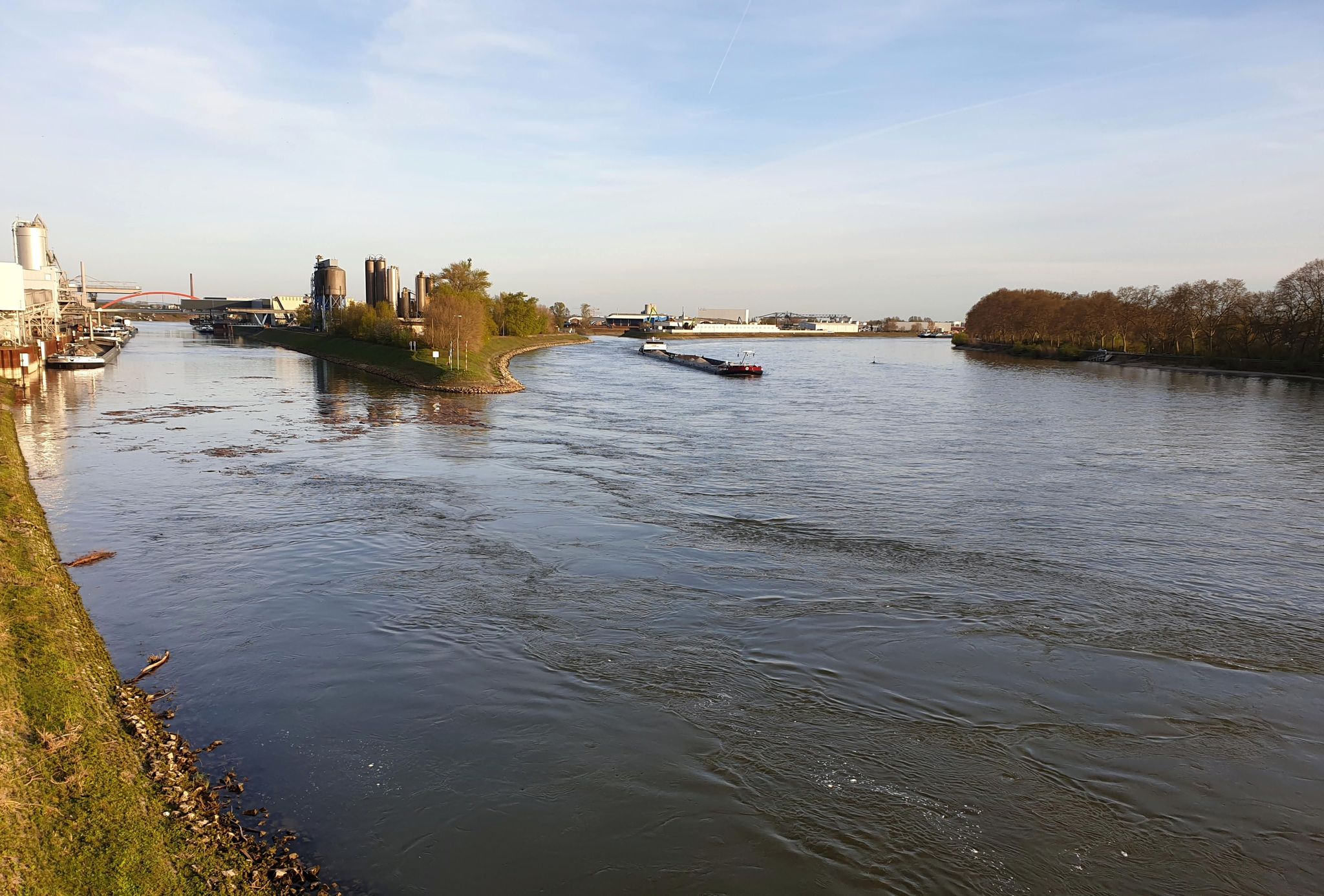 Blick vom Kraftwerk auf den Rhein