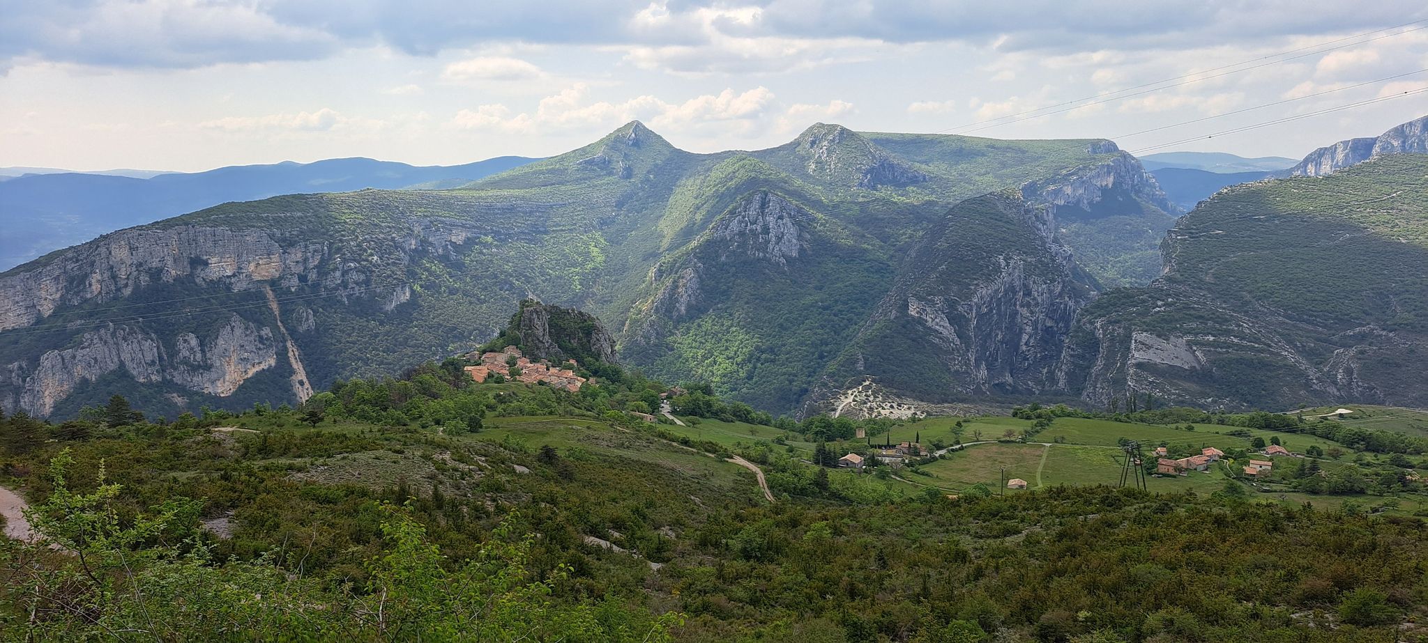 Le village de roulons protège de éperon rocheux