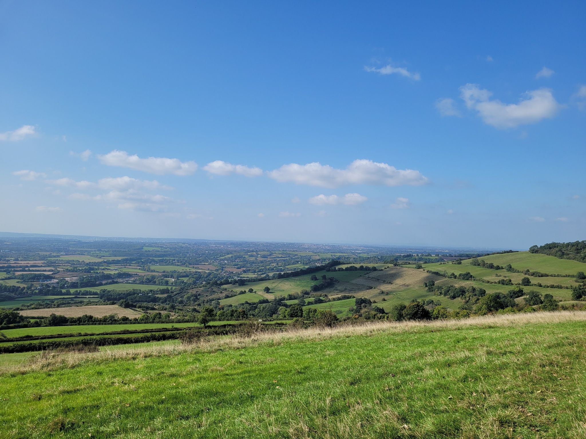 Ein Blick vom Kelston Roundhill weit ins Land