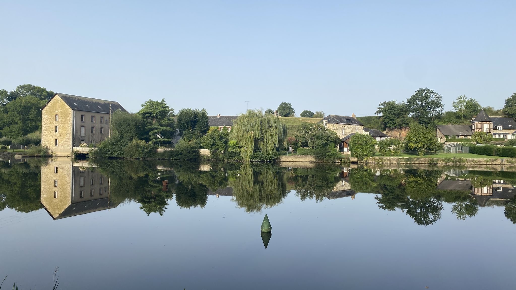 Immer an der Mayenne, einem Nebenfluss der Loire entlang