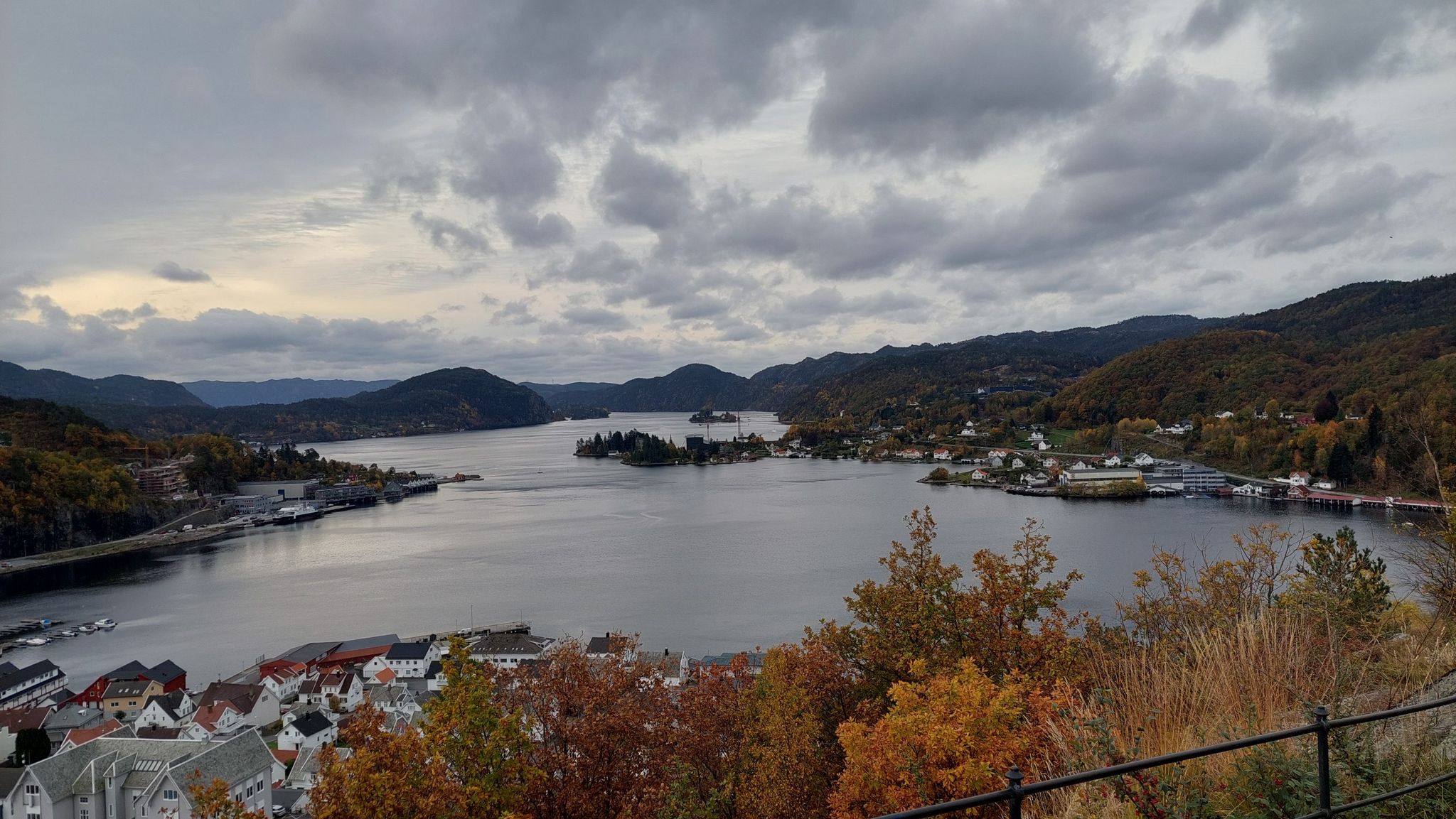 Blick über den Byfjorden zum Lafjord