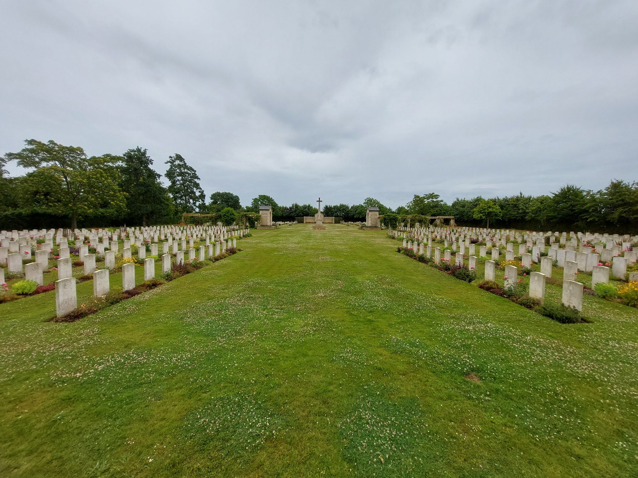War-Cemetery Tiĺlt Sur Seuĺles