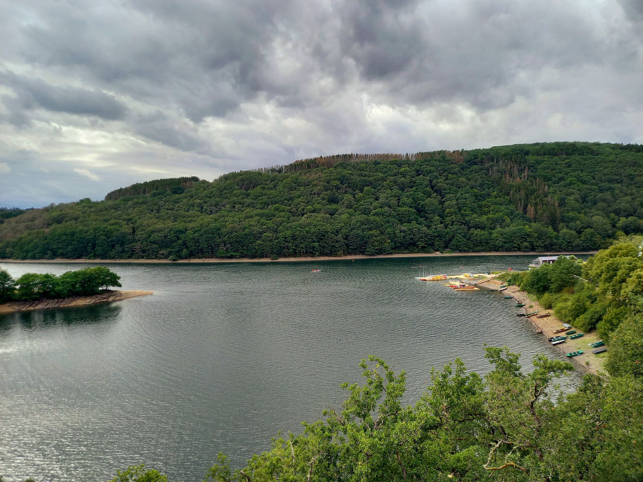 Der Ningserbaach (vorne) fließt in die Sûre (= "Sauer", linker Nebenfluss der Mosel)