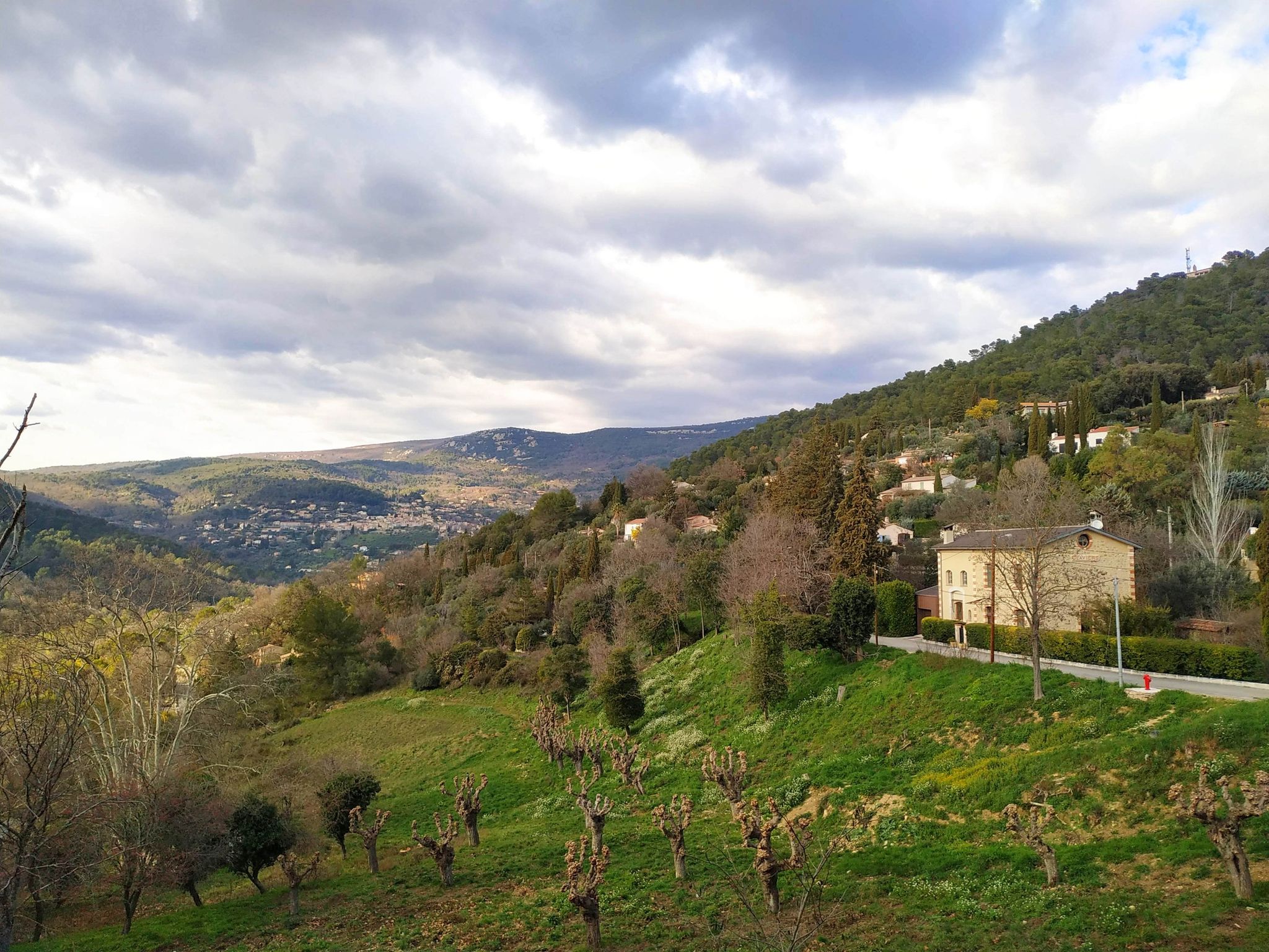 Vue sur le village de Bargemon depuis le village de Claviers.