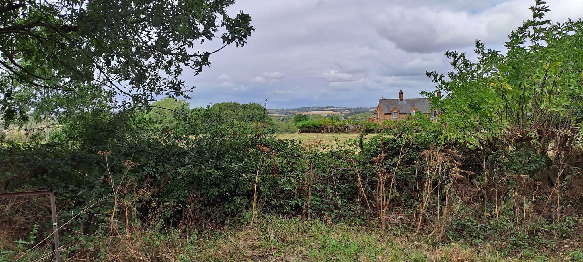 between chipping warden snd claydon