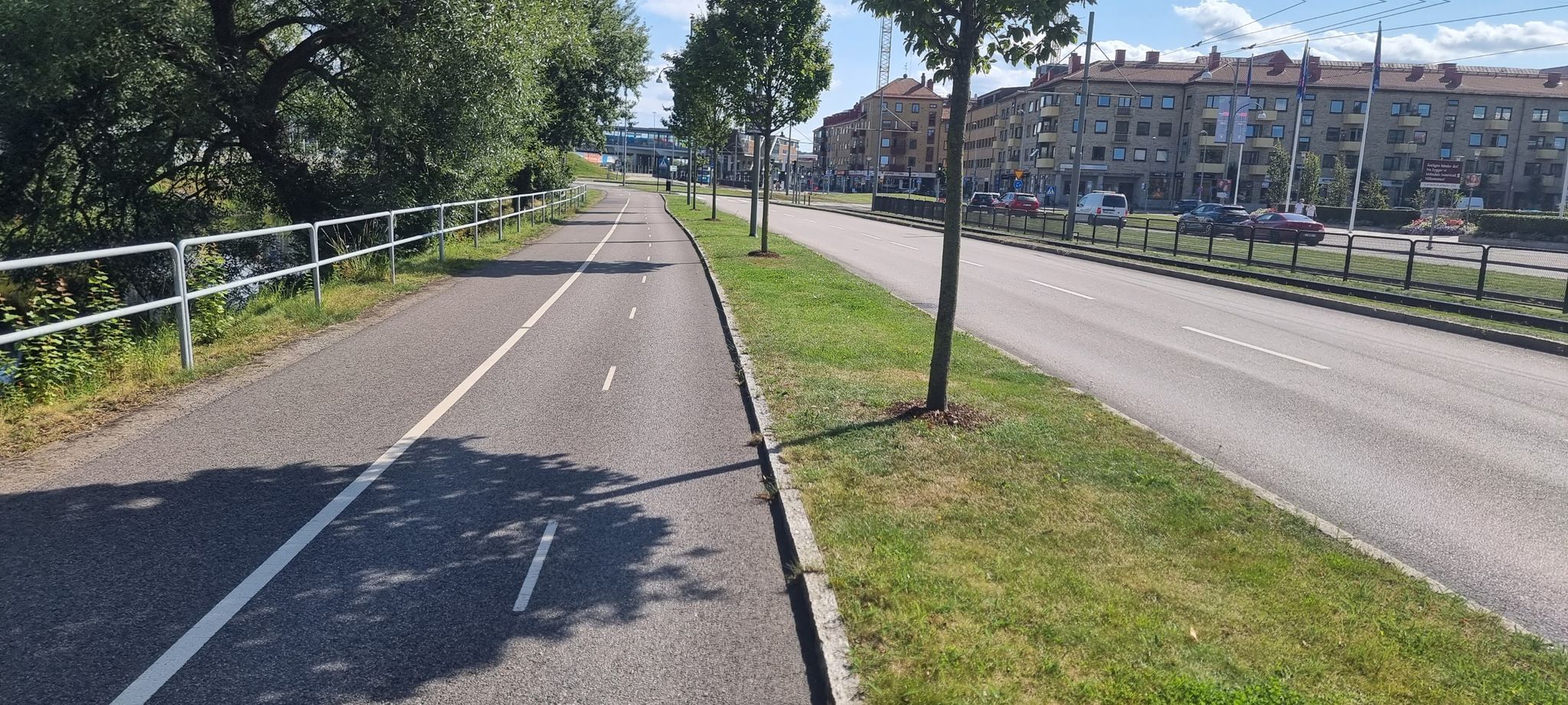 Bravo Göteborg- Fahrradwege in beide Richtungen auf beiden Seiten der Straße