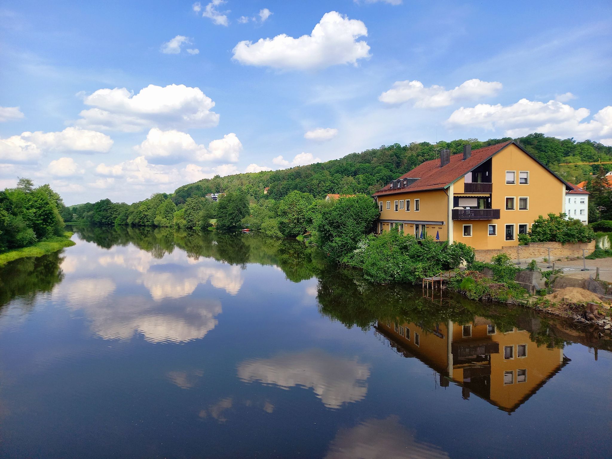 Tolle Spiegelung. Es geht nun weg von Schwandorf zum nächsten Etappenziel >>Burglengenfeld
