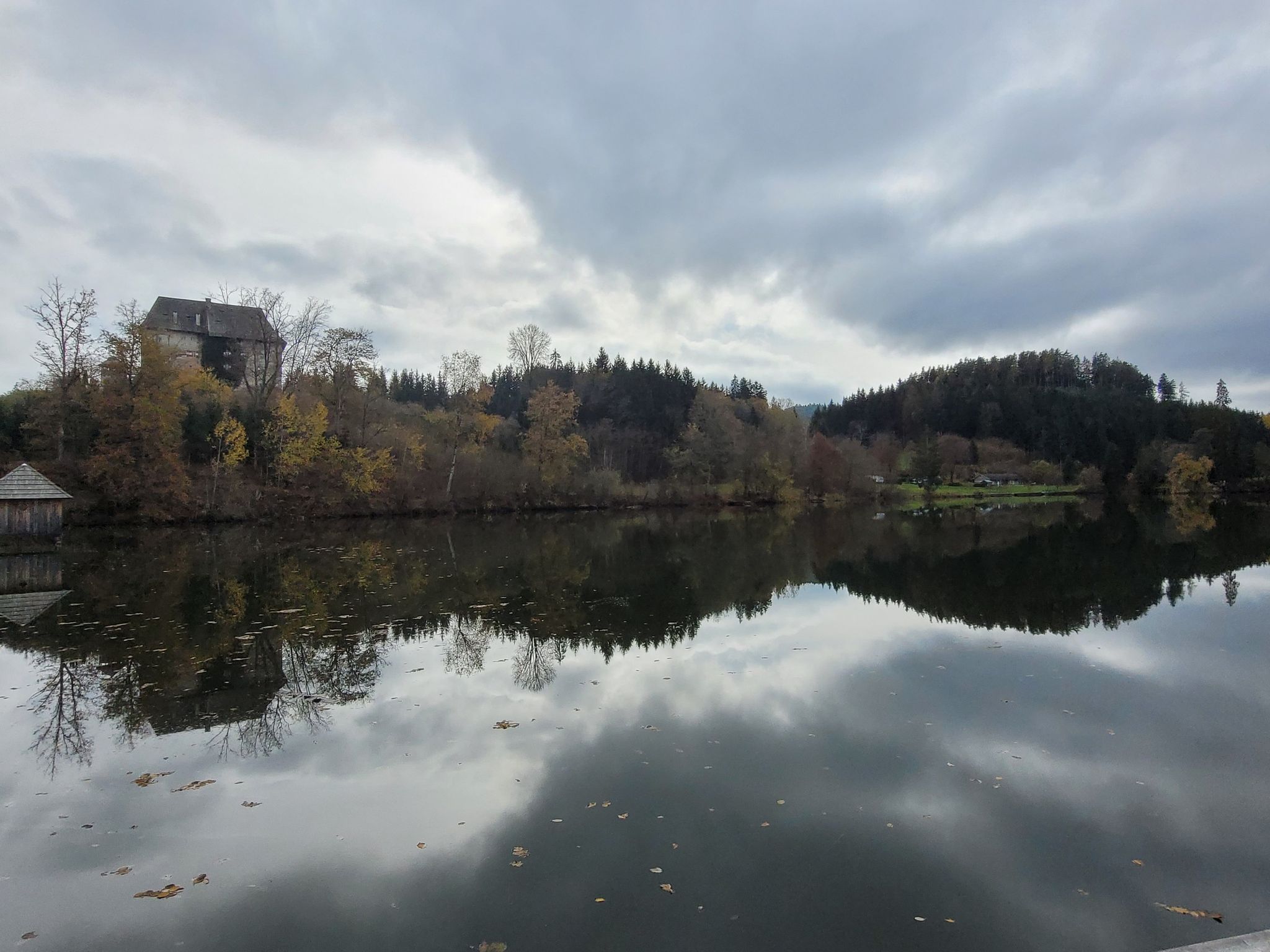 See und Schloss Moosburg Blick