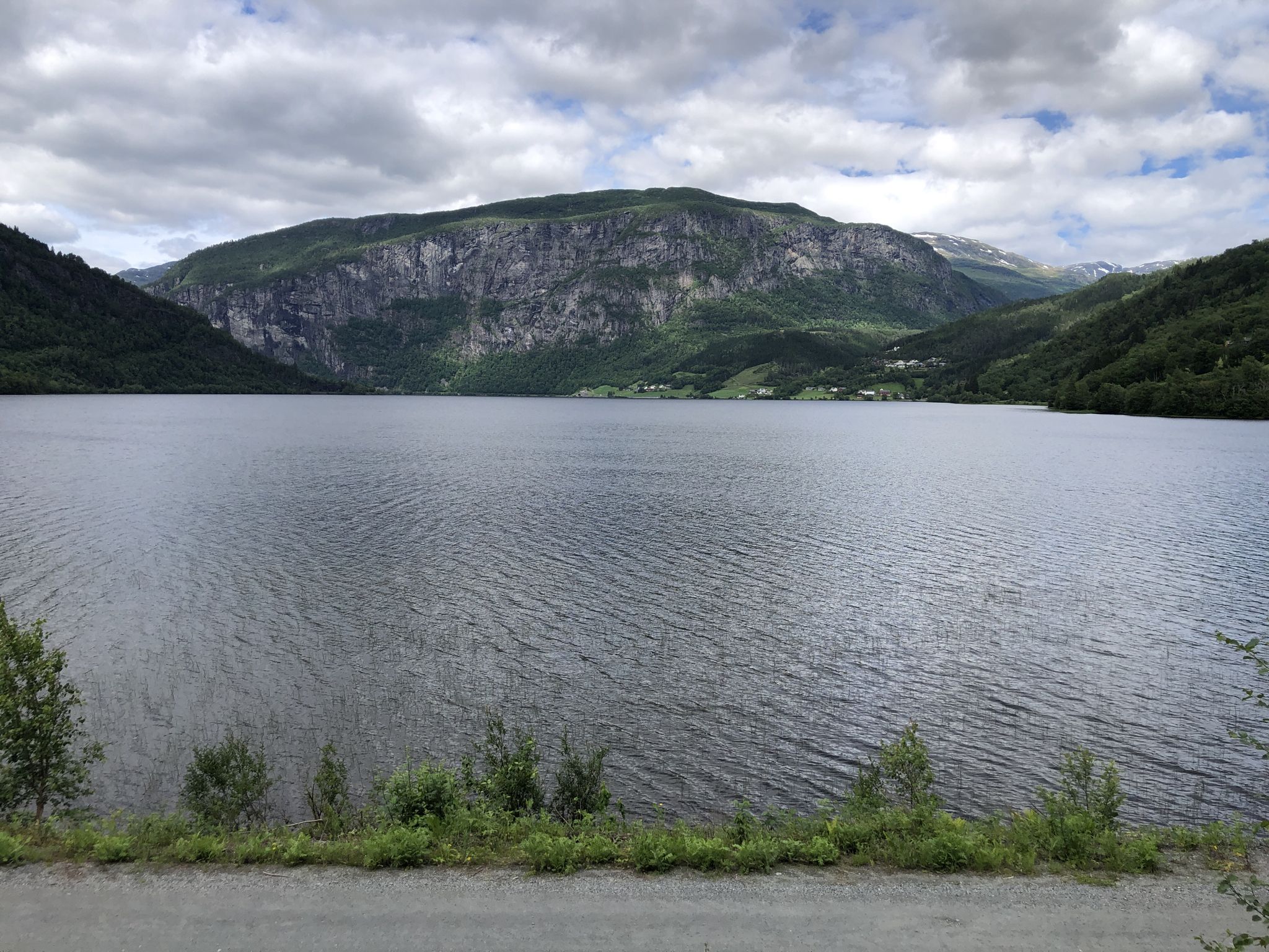 Am See Granvinsvatnet entlang