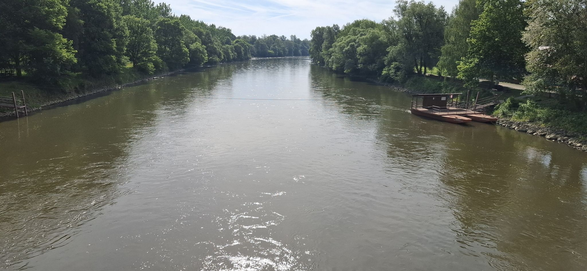 Hier ist die Mur bereits ein breiter Fluss