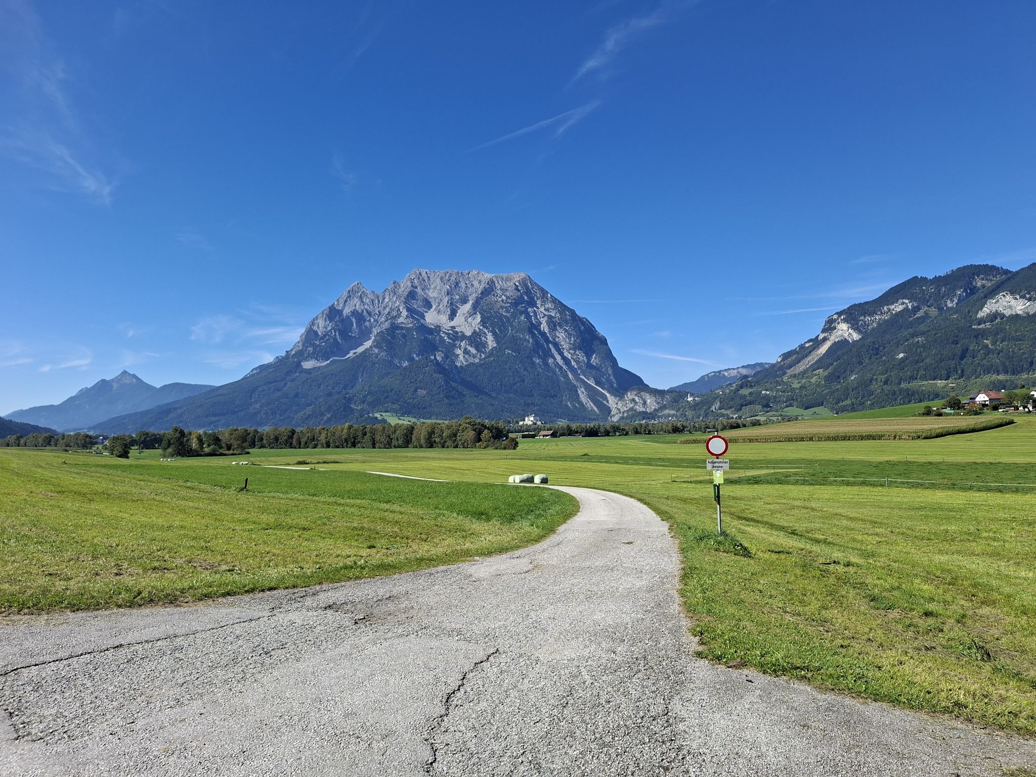Grimmig, im Vordergrund Schloss Trautenfels