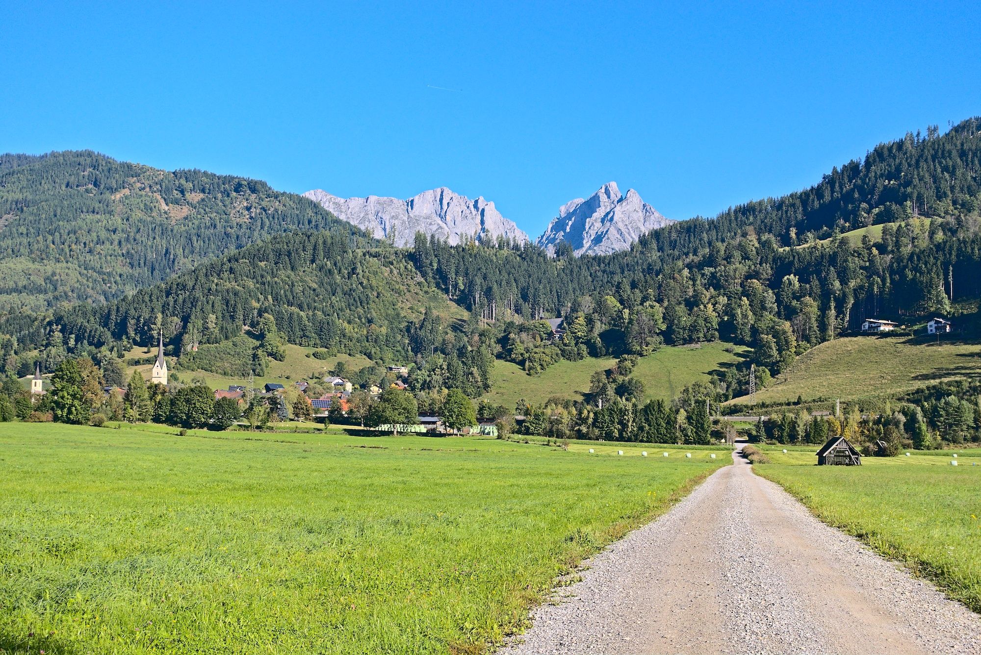 Blick auf den Admonter Reichenstein (rechts) bei der Zufahrt auf Gaishorn am See