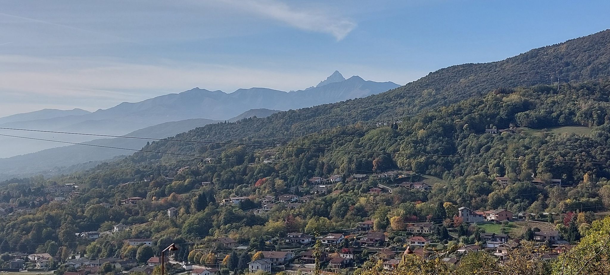 spunta il Monviso dal monte