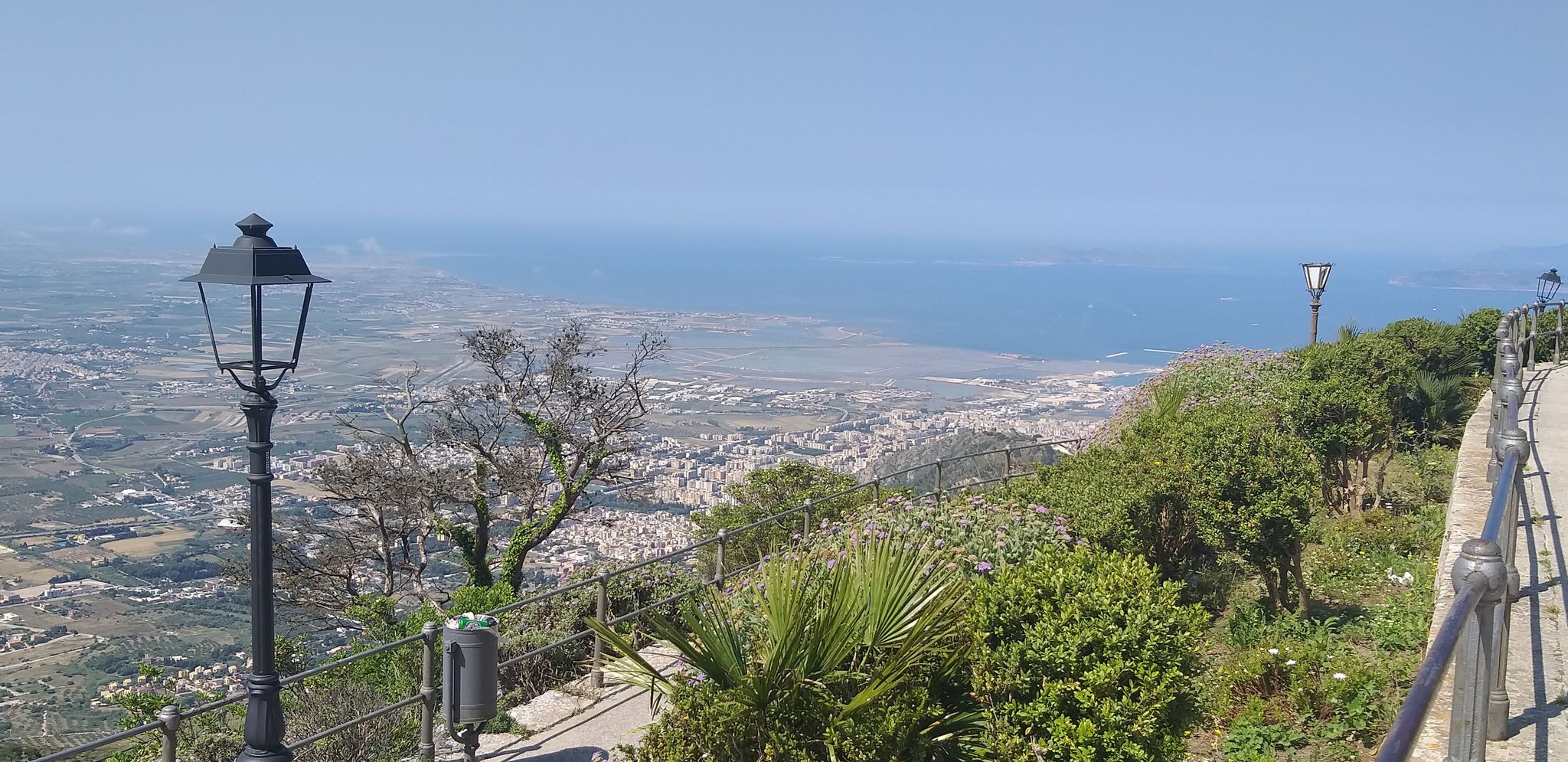 Vista su Trapani e le saline