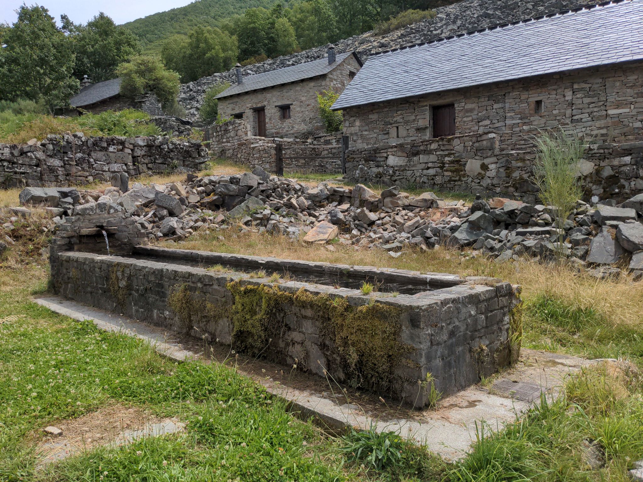 Fuente y casas