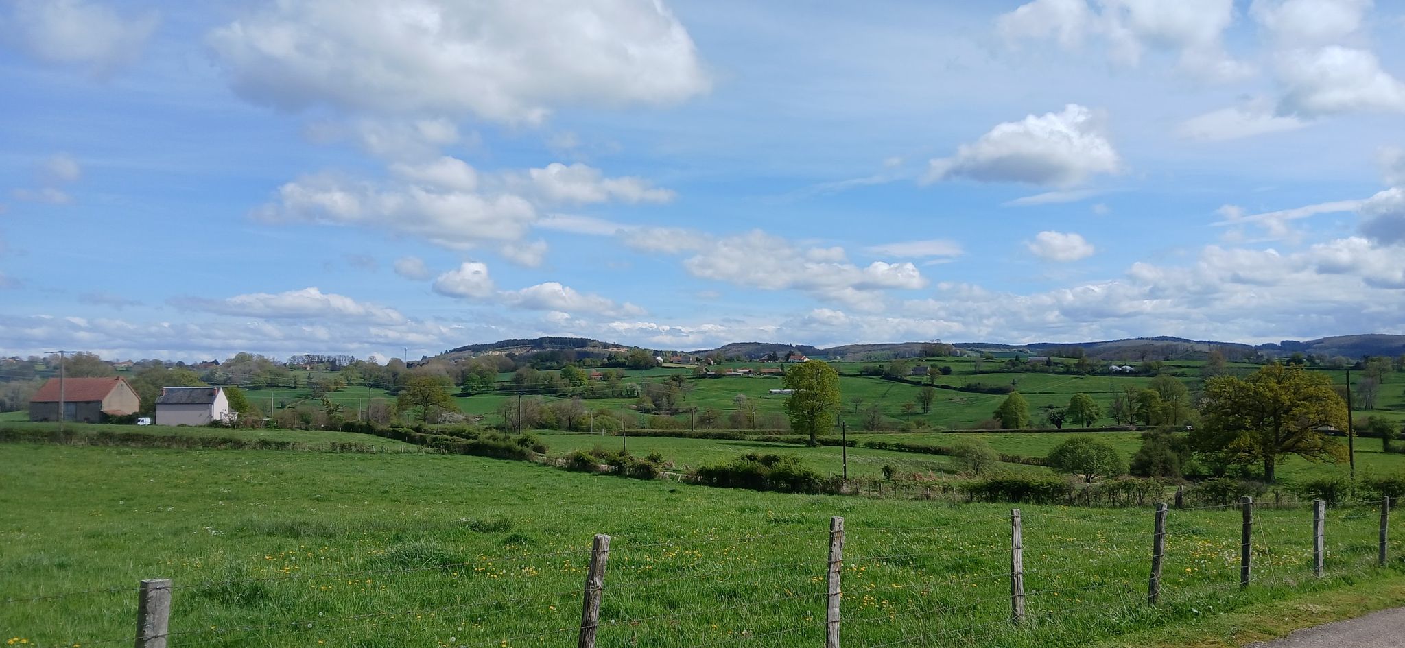 Vue sur les Combrailles à la sortie d'Ars les Favets.