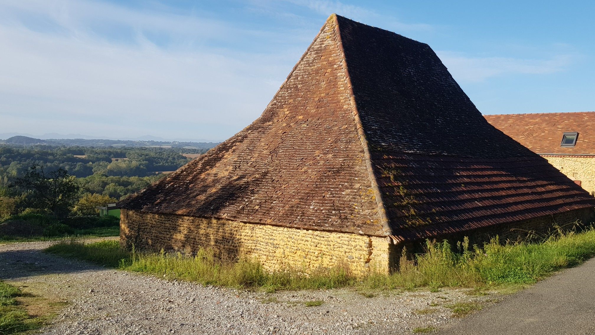 Au fond se dessinent les Pyrénées...