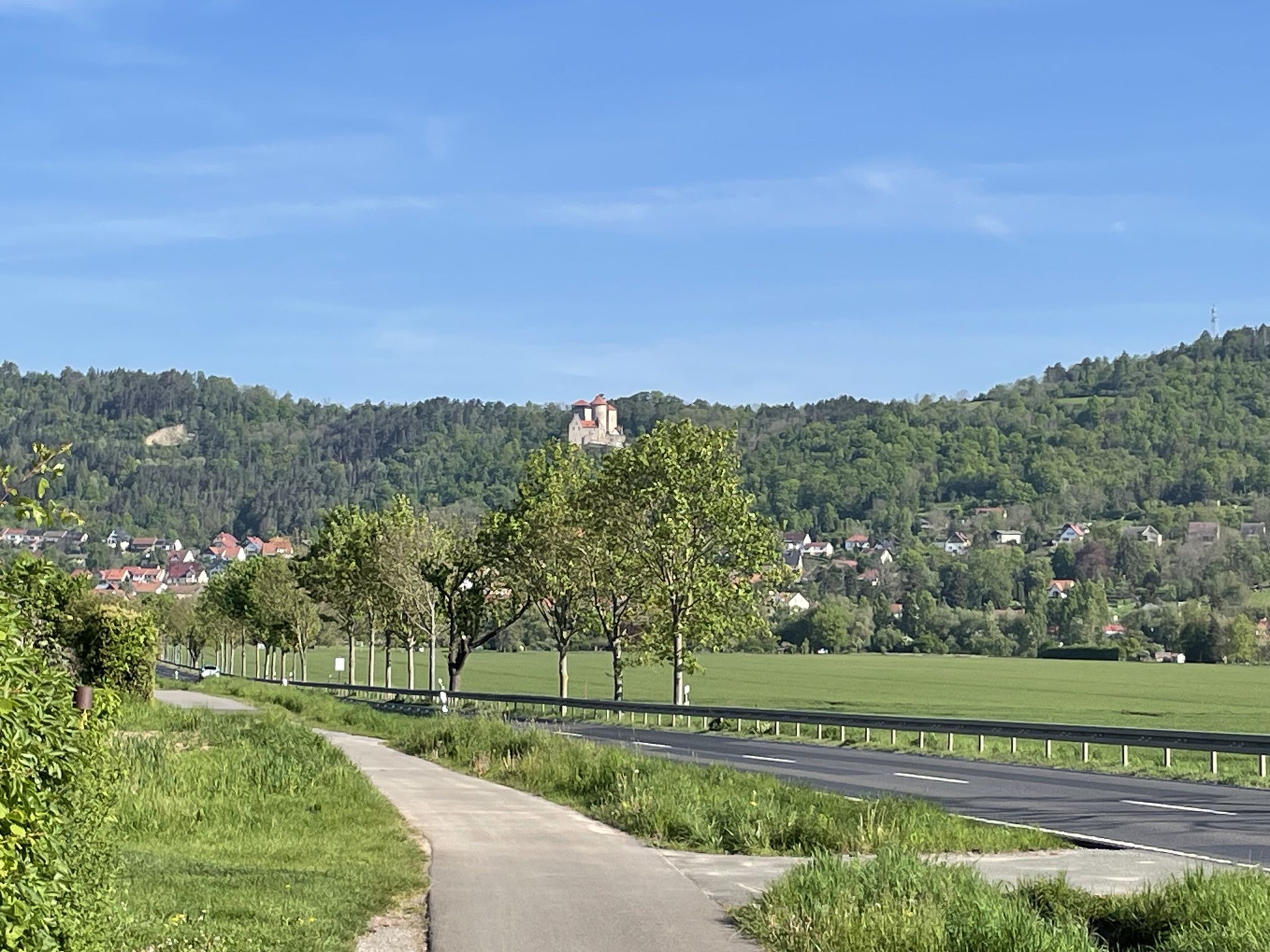 Blick auf Burg Normannstein, von Bundesstraße
