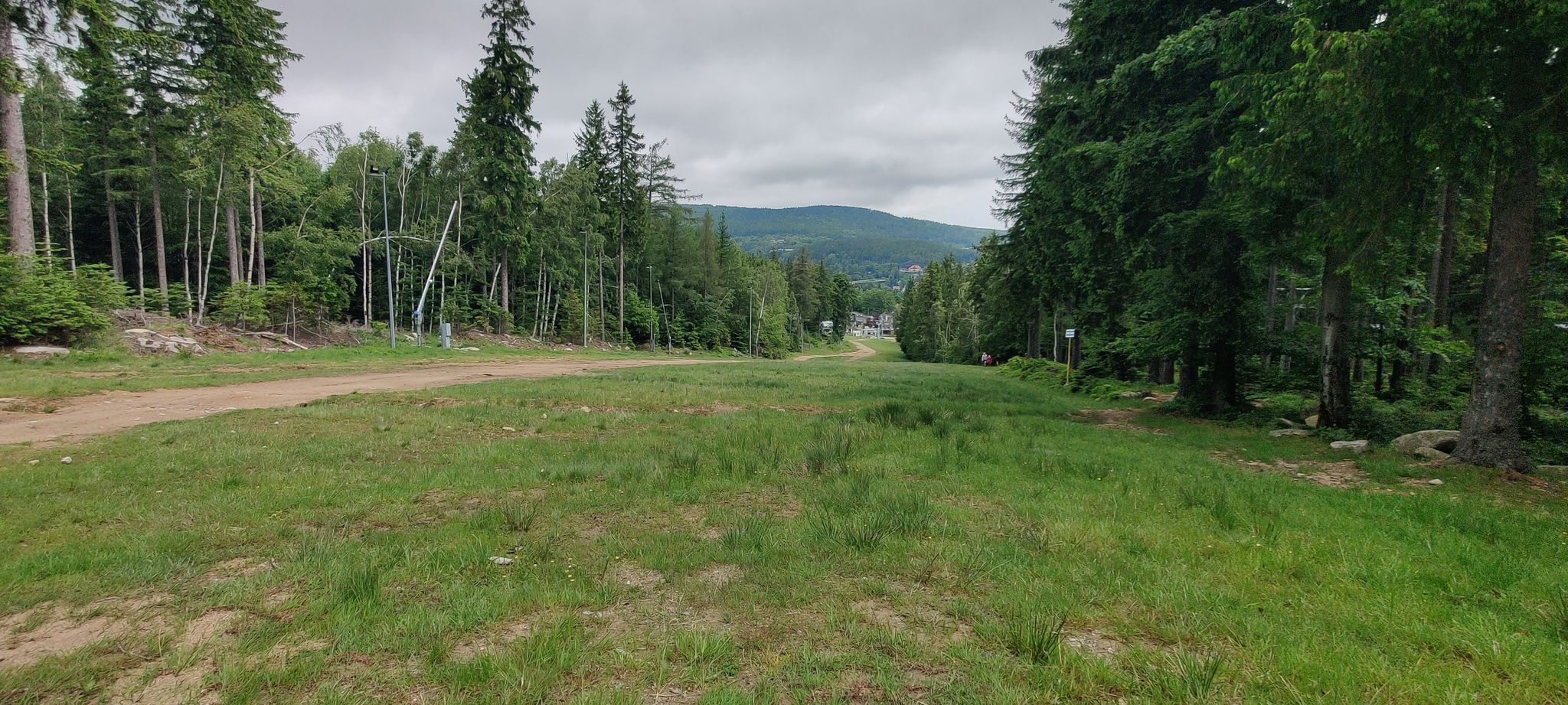Blick die Skipiste hinab.