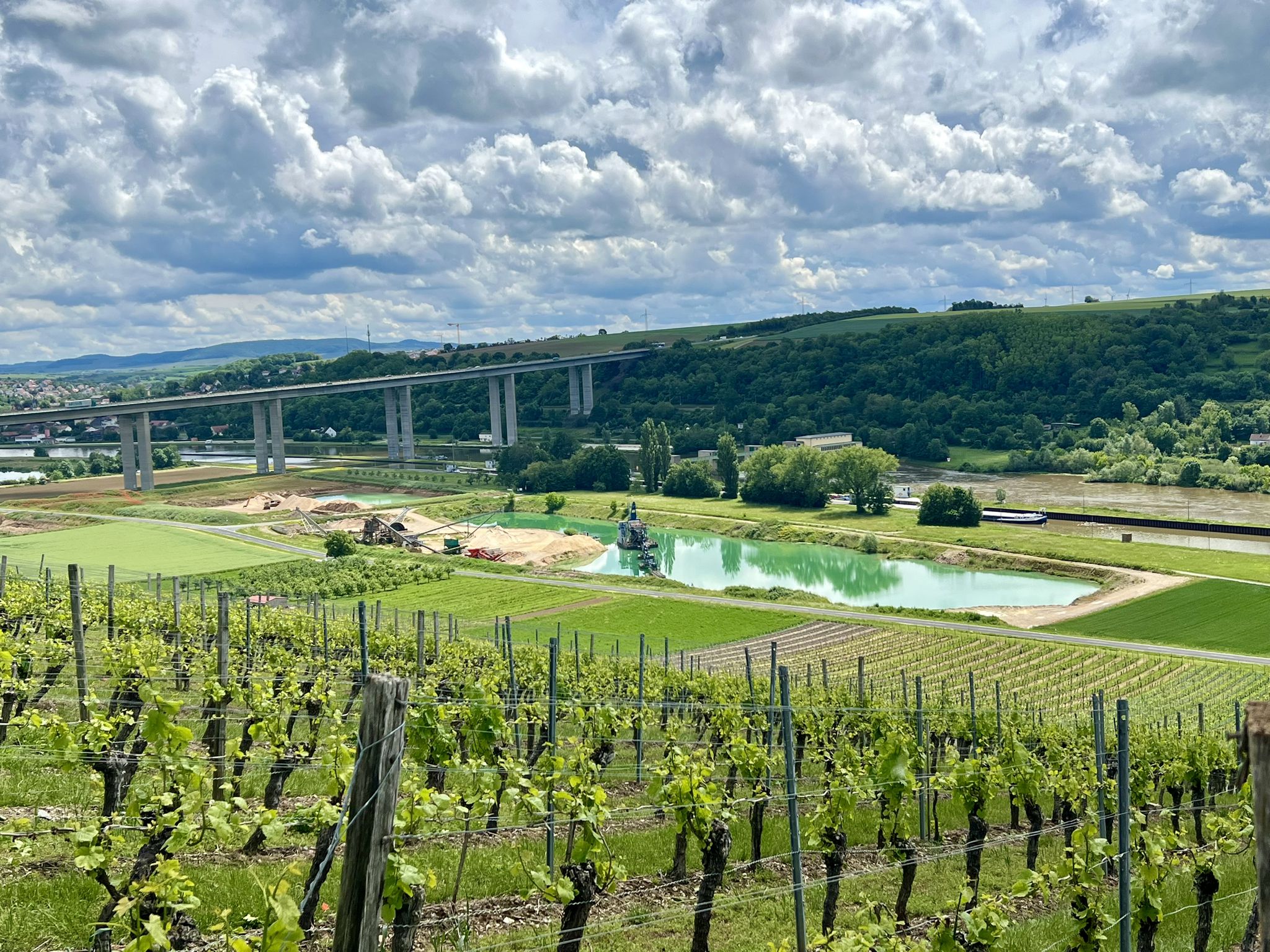 Baggersee mit Autobahnbrücke