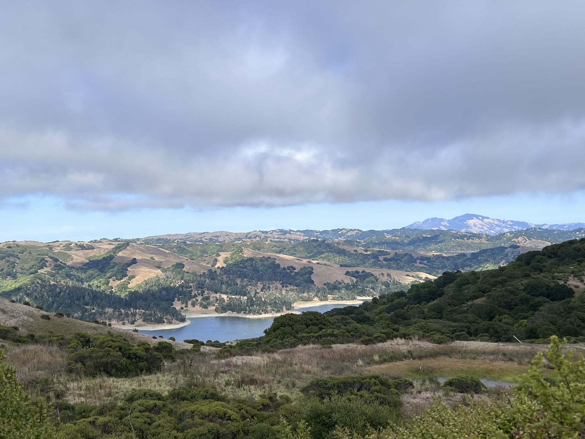 Lake and rolling hills under a cloudy sky, with dry and green foliage. - Wildcat Peak – Wildcat Peak loop from Kensington