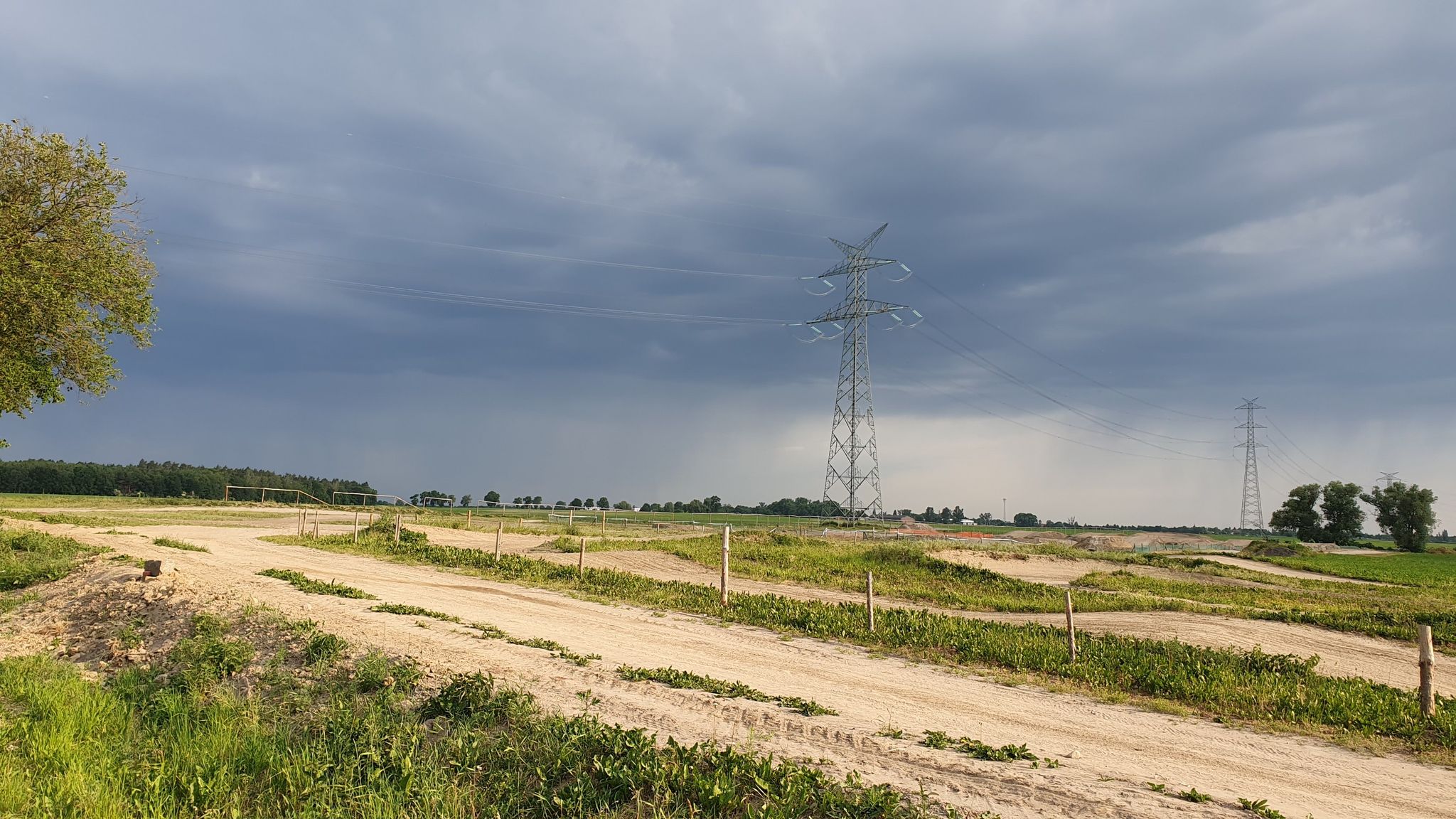 Tor Głażewo i czarne chmury