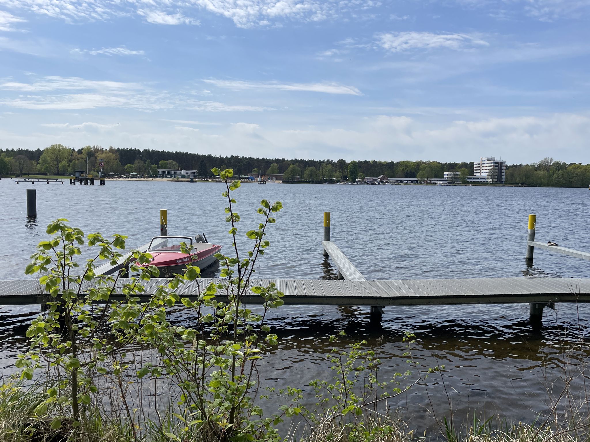 Links das Strandbad Grünau, rechts das Gebäude des Bundesstützpunkts für Rudern u. Kanurennsport.