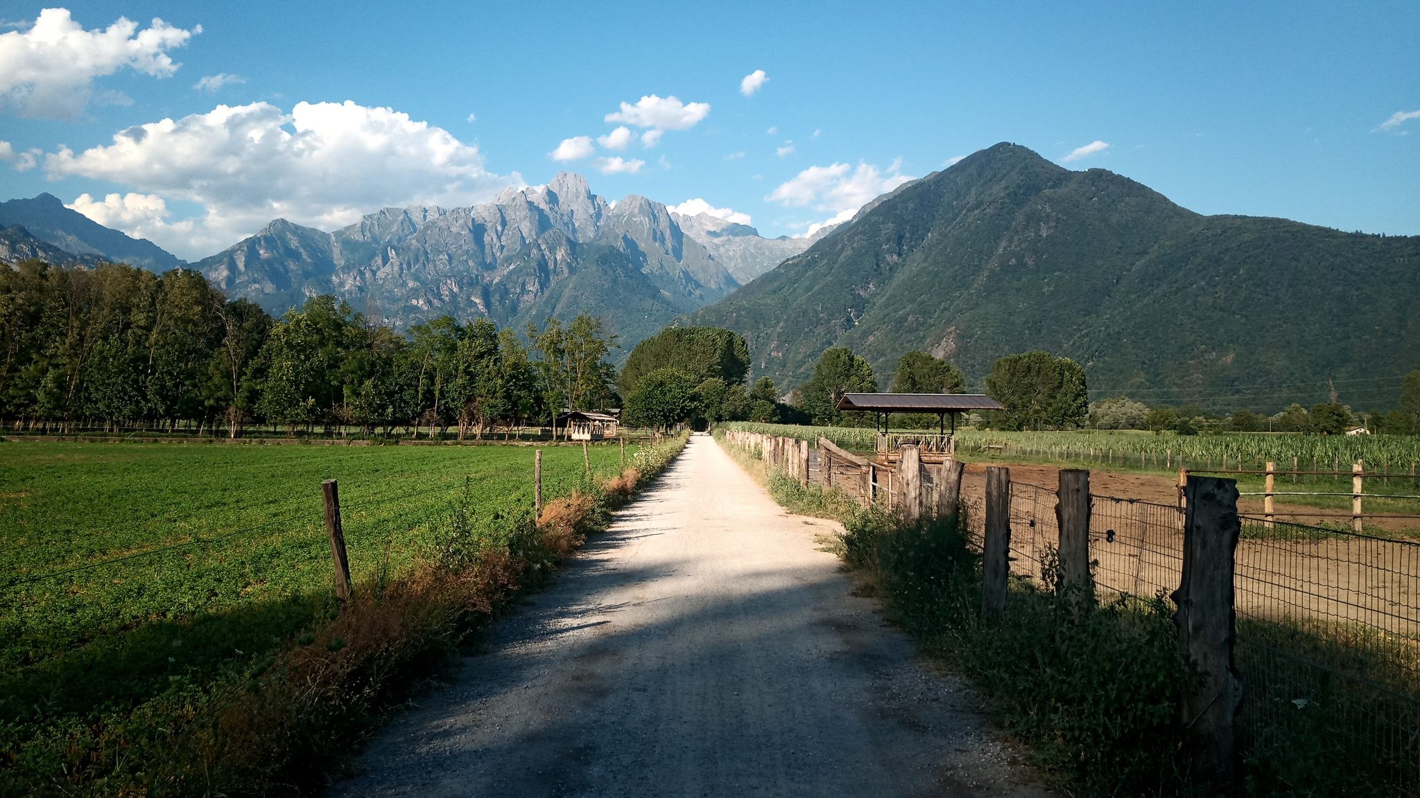 Bella vista dal Pian di Spagna sul Sasso Manduino