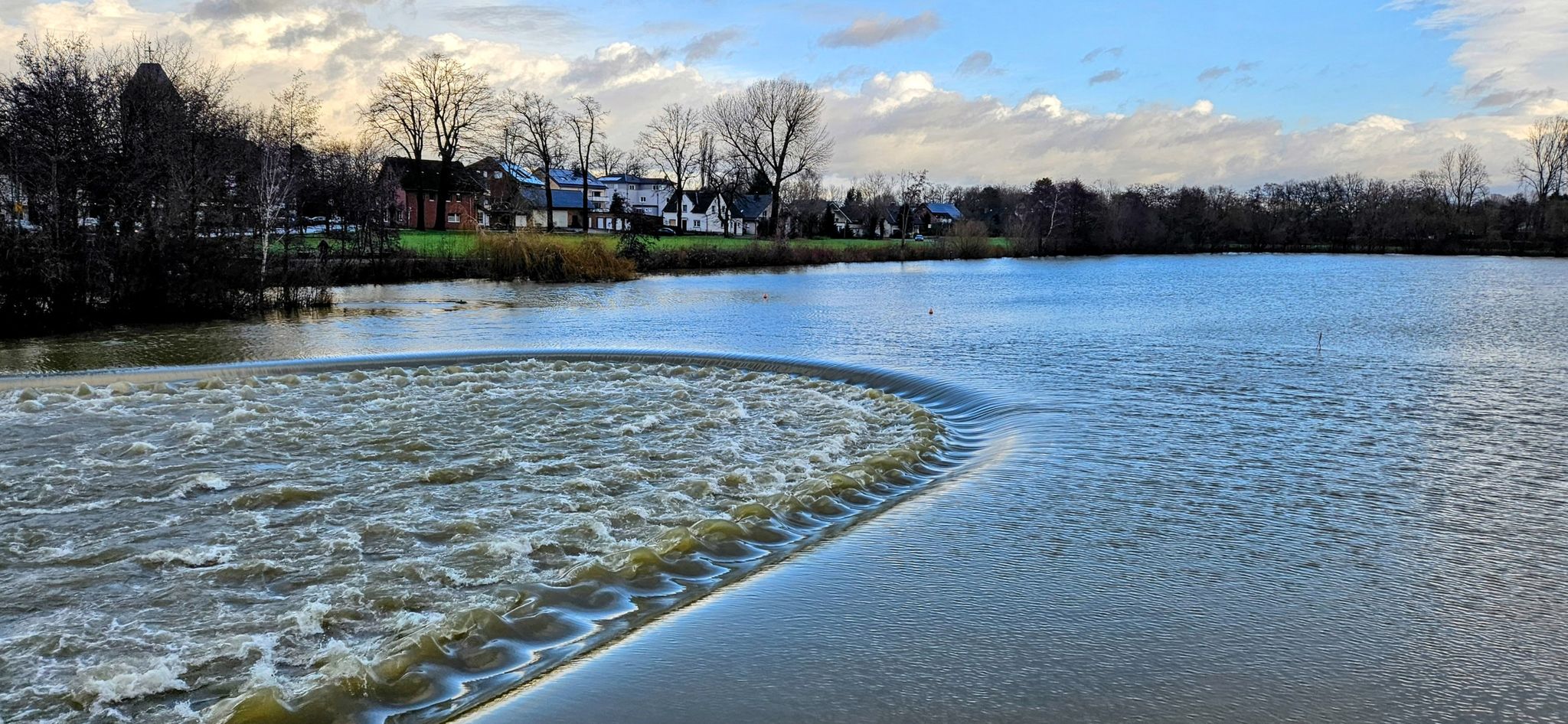 Die Staustufe ist nur noch als Delle im Wasser zu sehen