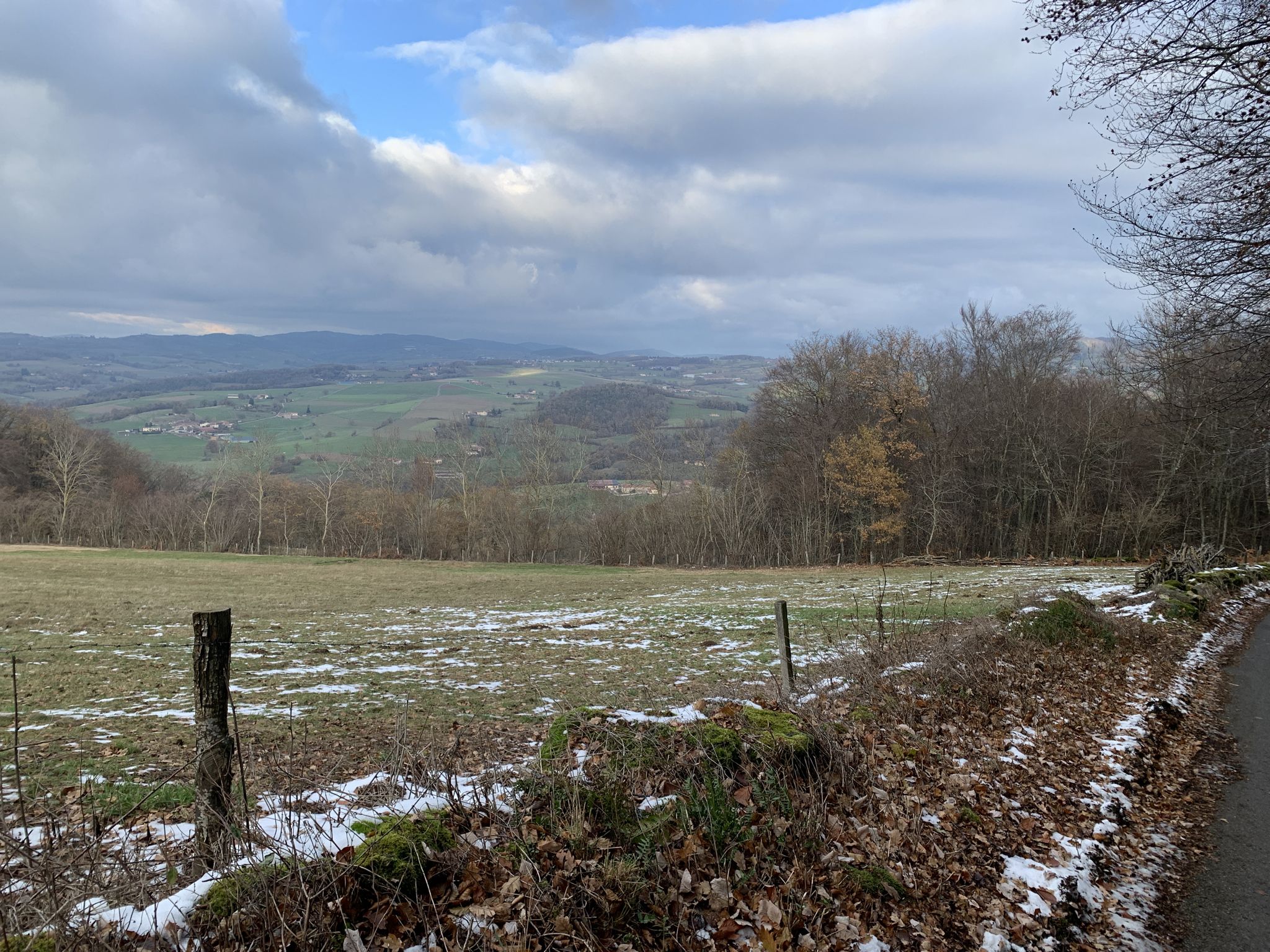 Quelques résidus de neige sur les points les plus hauts des monts du Lyonnais. Normal pour un mois de décembre et 1° de température