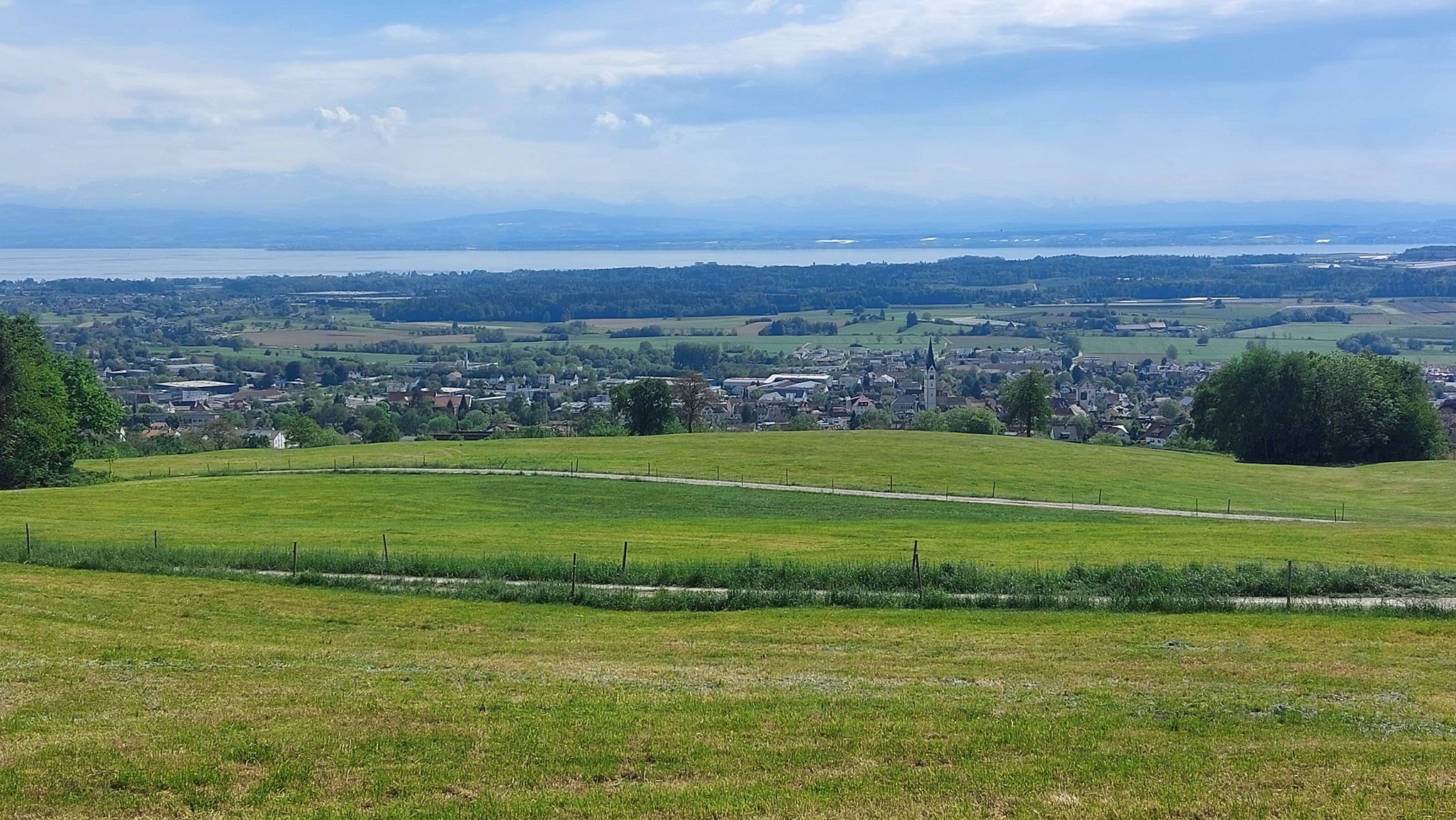 Blick über Markdorf und den Bodensee