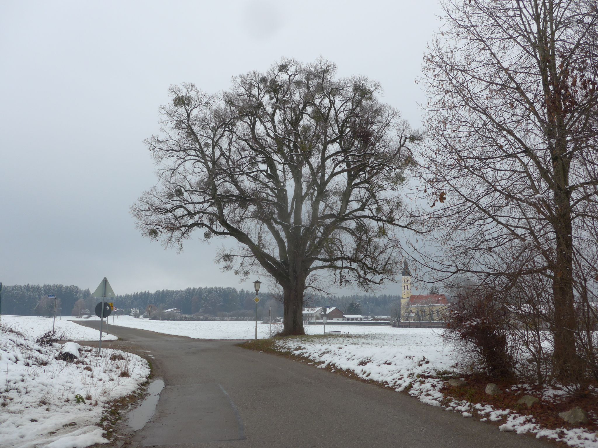 Ortsausgang von Arget  mit St. Michael