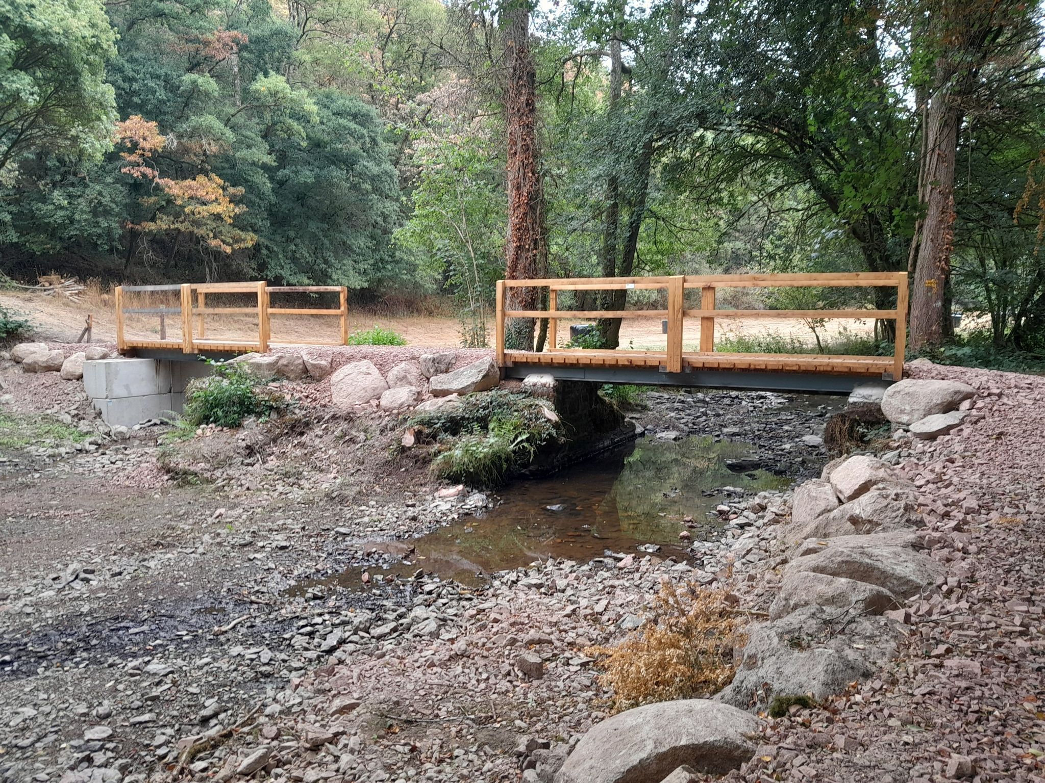Passerelles toutes neuves pour le chemin de randonnée.  Passage au dessus de la Souleuvre.
